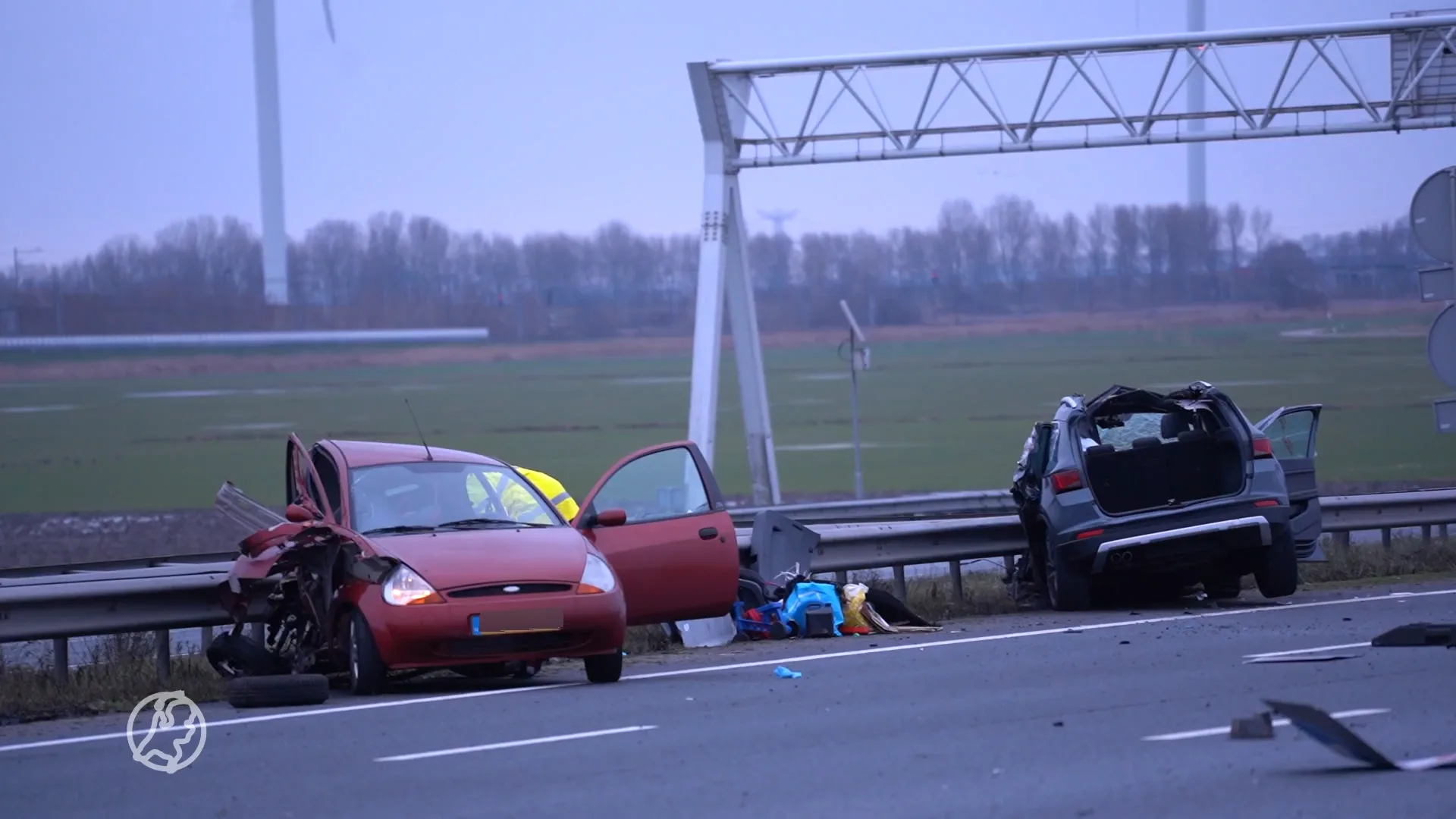Drie gewonden bij ongeval op A16, spinnende auto knalt op pijlwagen