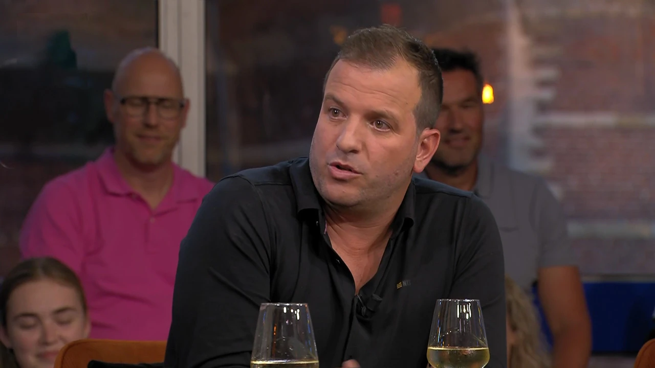 Rafael van der Vaart over Calvin Bassey: 'Zeventien miljoen euro nadat je een jaar lang de bal naar de verkeerde kleur hebt gespeeld...'