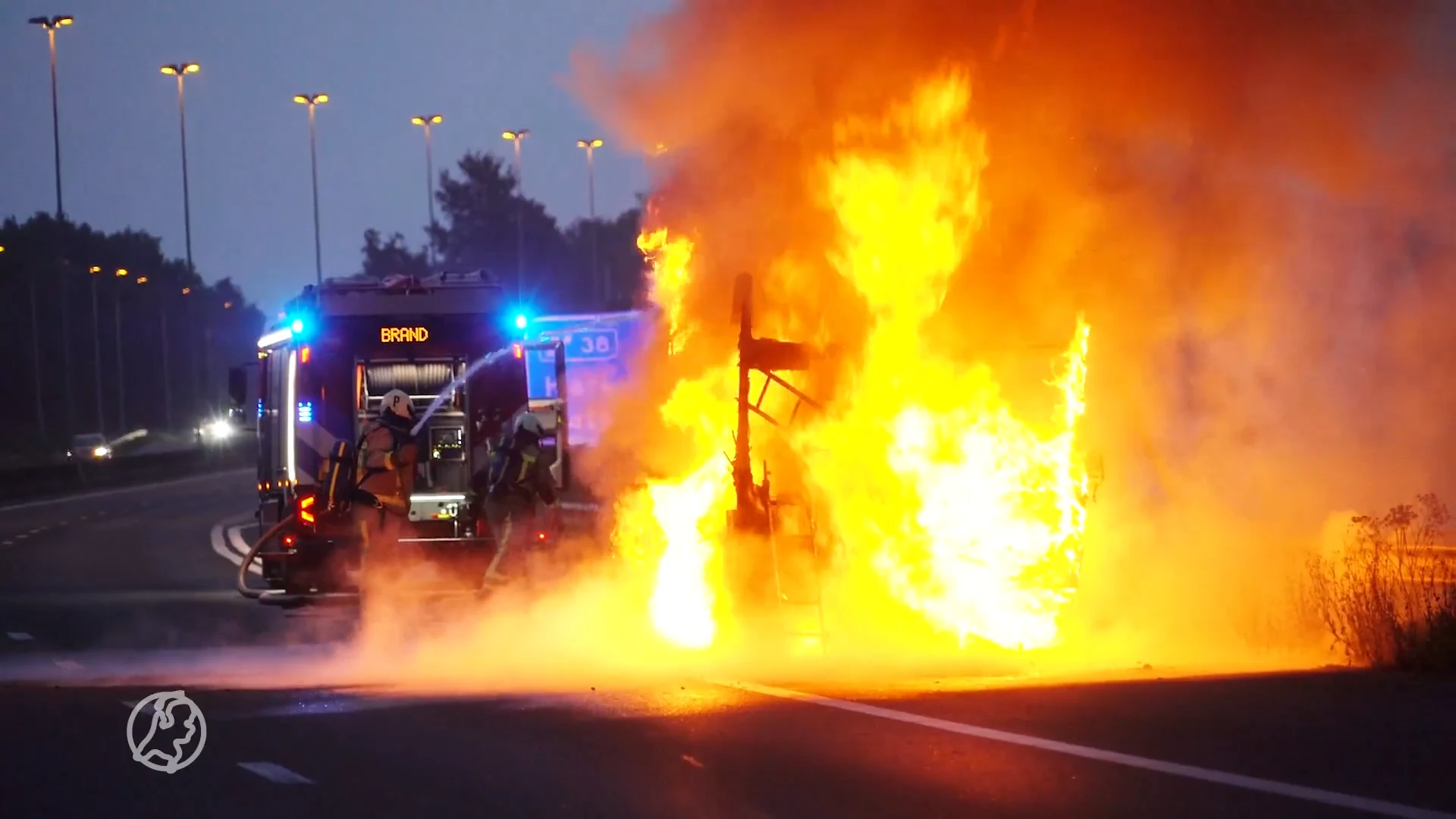 'Gezin ontkomt aan vlammenzee bij camperbrand op A28 bij Haren'