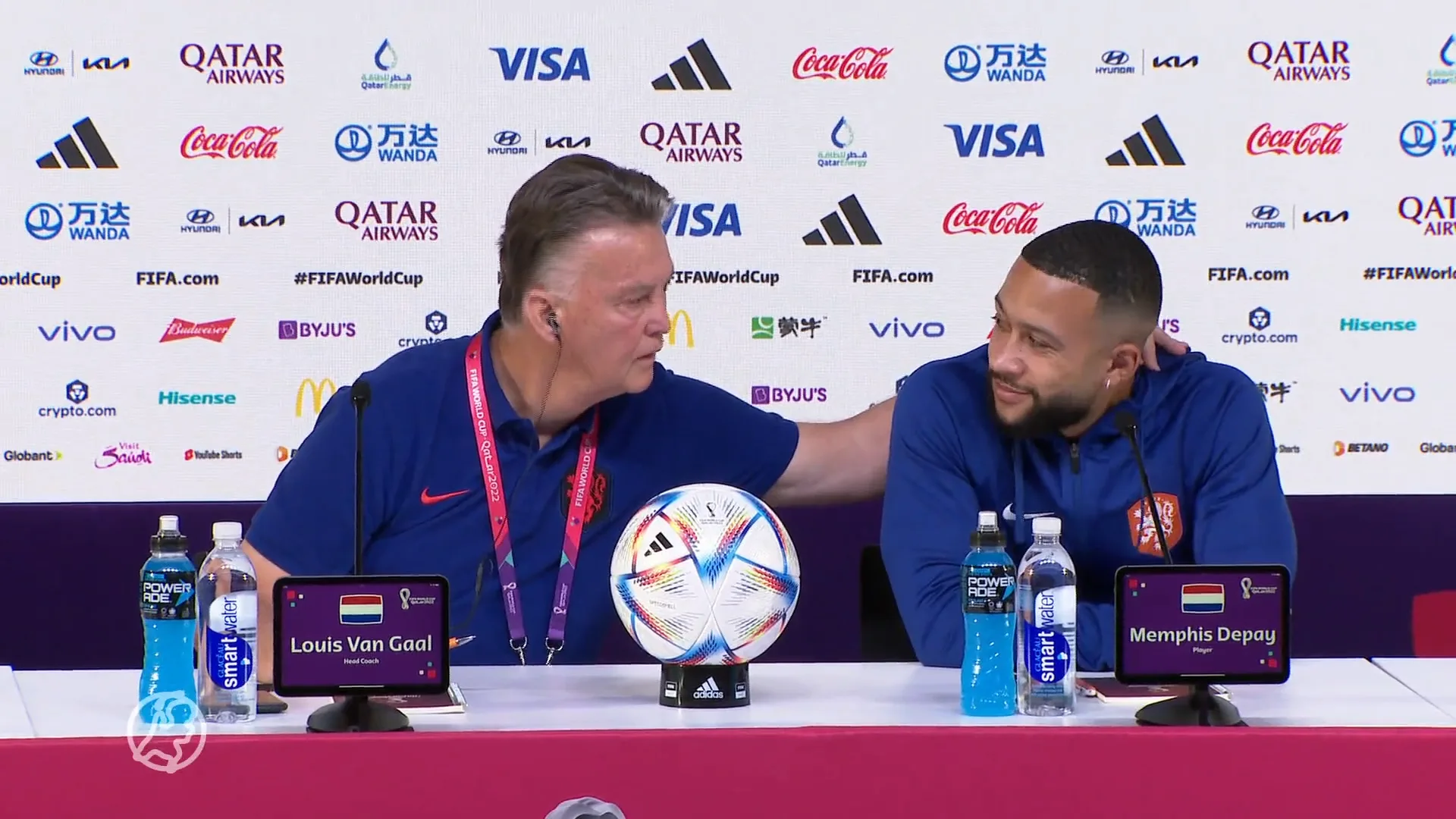 Van Gaal veroorzaakt opnieuw hilariteit met poging tot mondzoen Depay: 'Hij wil niet, jammer dan'