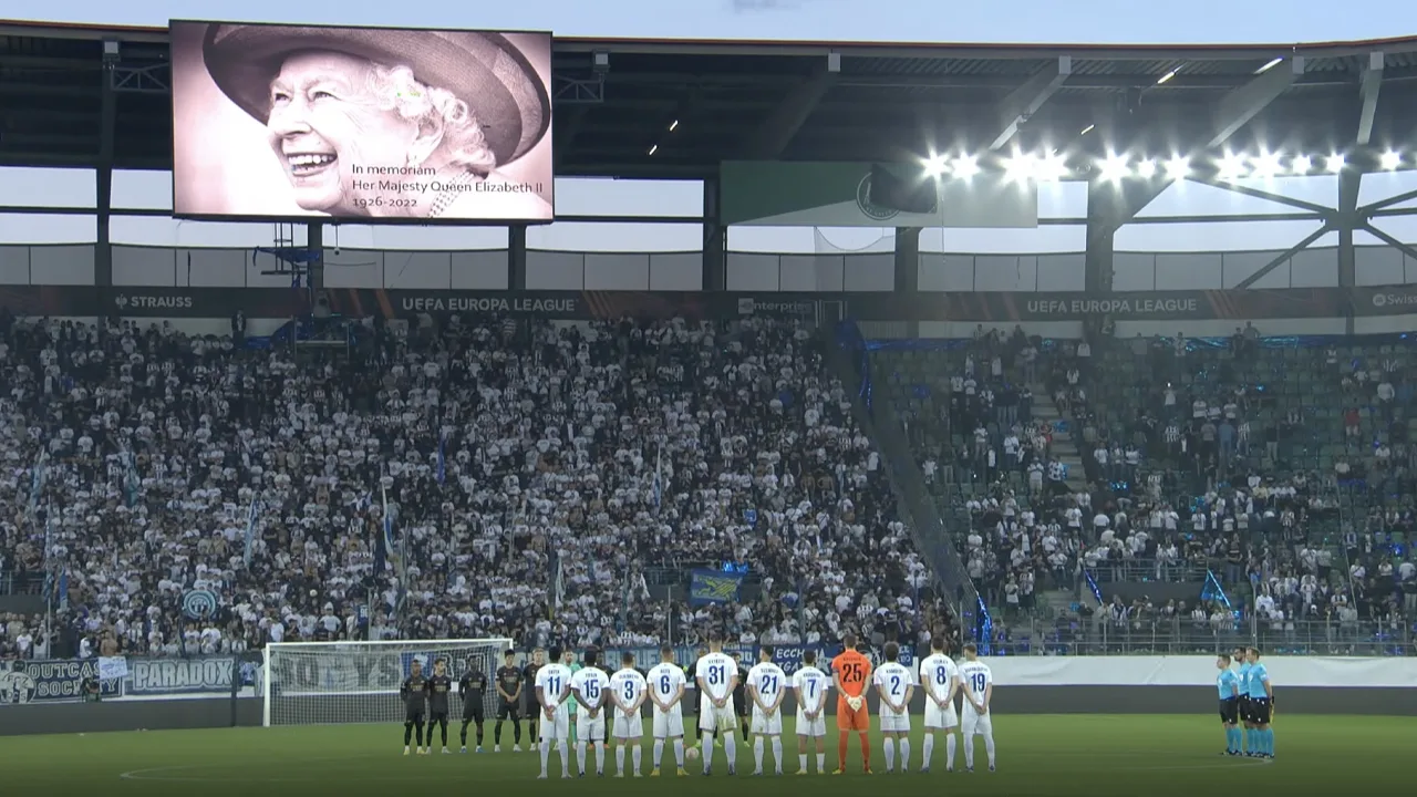 FC Zürich en Arsenal houden minuut stilte voorafgaand aan 2e helft voor overleden Queen Elizabeth