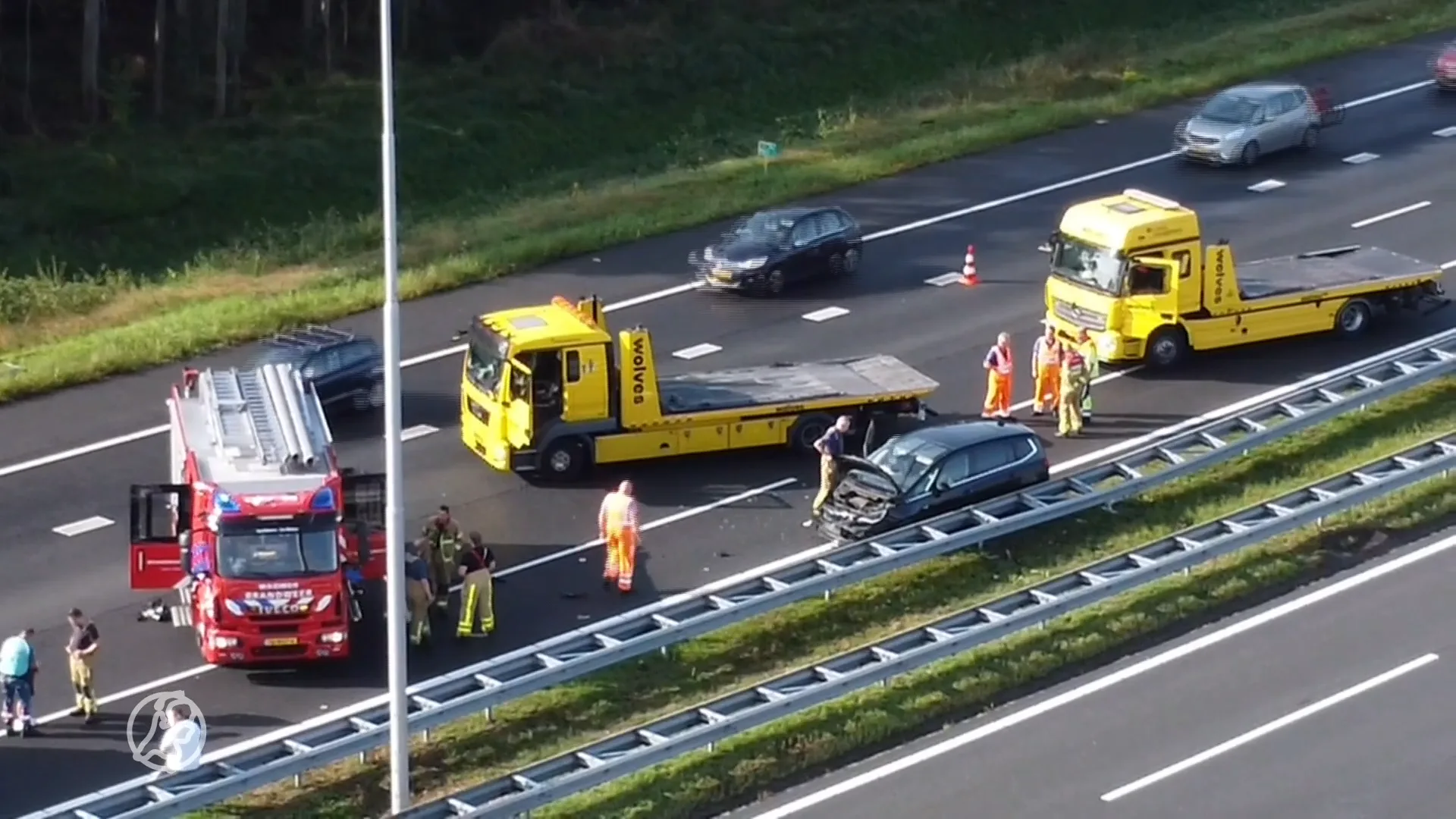Man rent van links naar rechts over A1, auto knalt op bergingsvoertuig