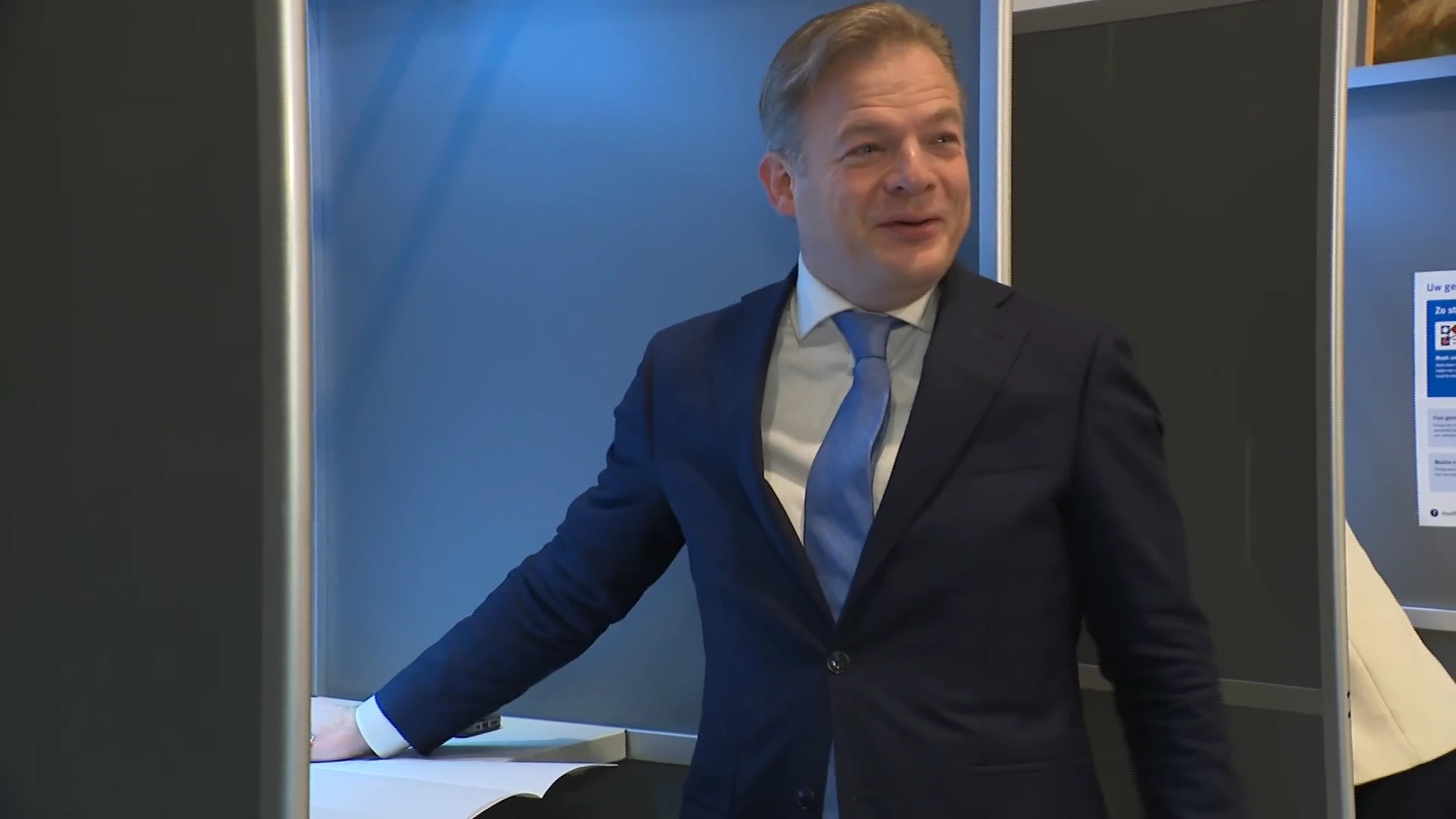 Omtzigt (NSC) grapt tijdens stemmen: 'Niet veel over van stemgeheim'