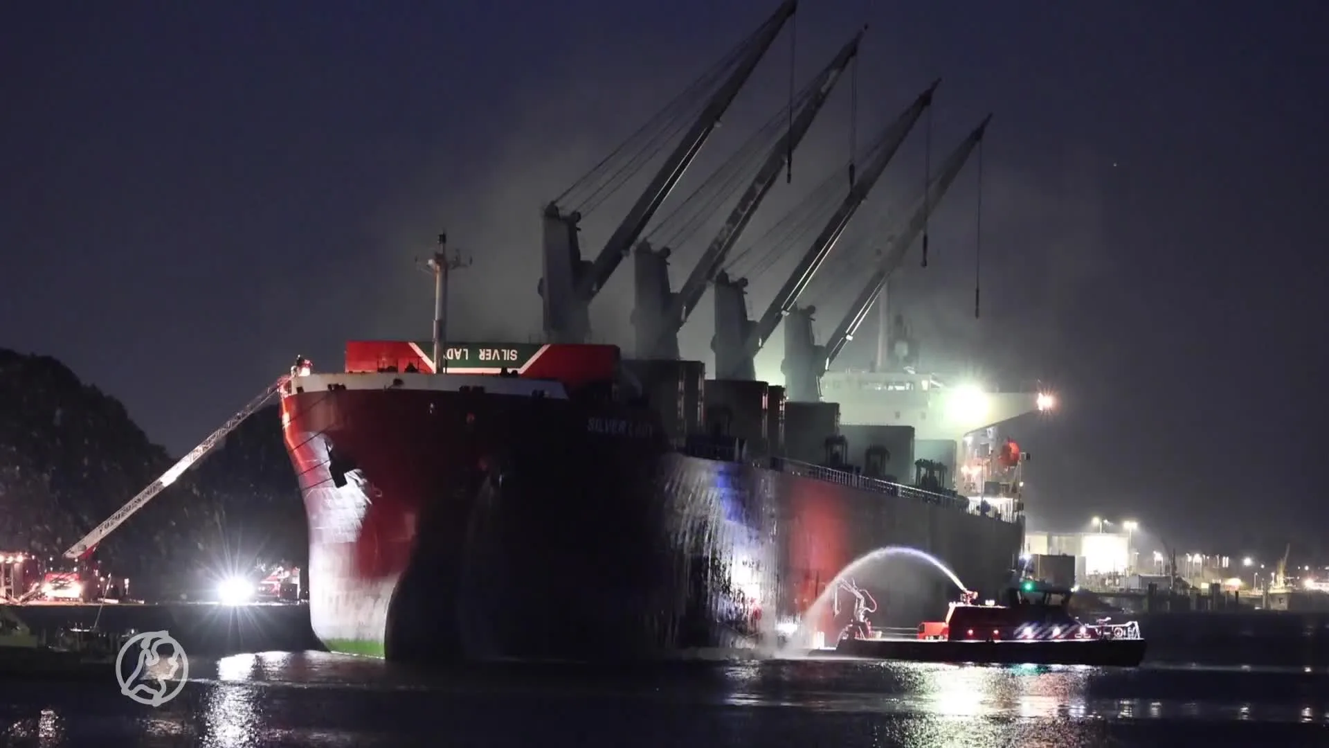 Brand op vrachtschip in Dordrecht geblust na massale inzet brandweer
