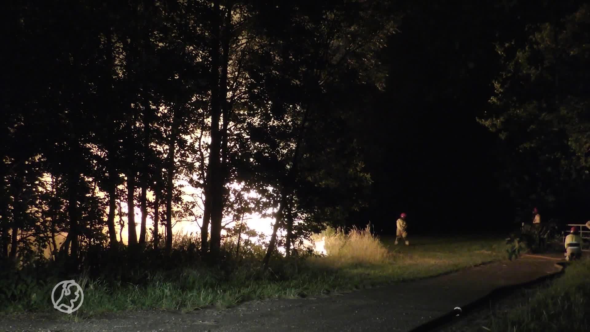 Bult met hooi en groepjes bomen in brand langs A7 nabij Marum