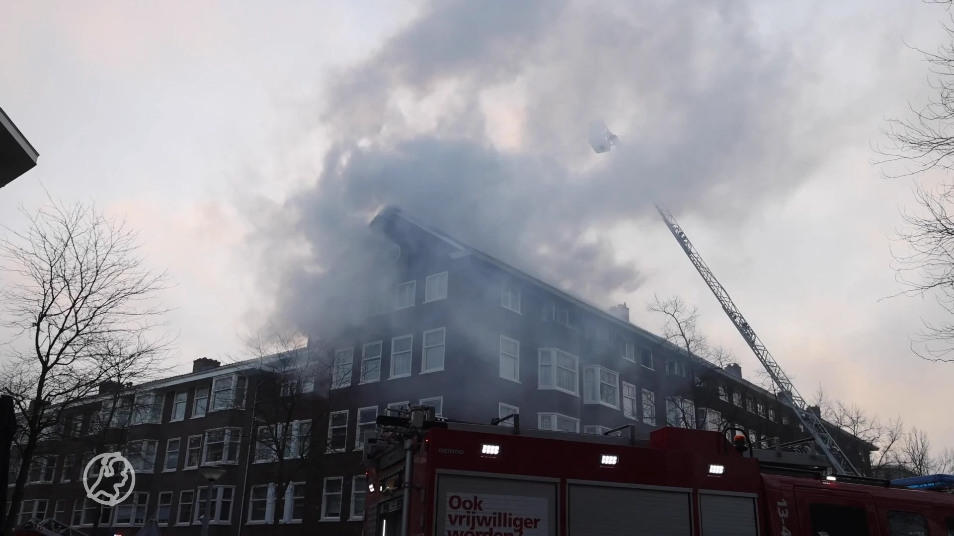 Zeer grote brand in Amsterdam-Zuid, pand ontruimd