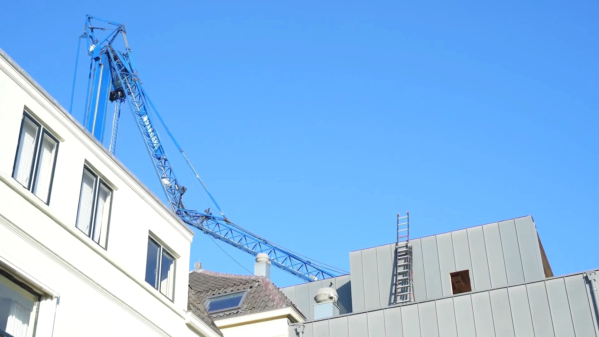 Hijskraan stort in bij werkzaamheden in Utrecht, twee gewonden