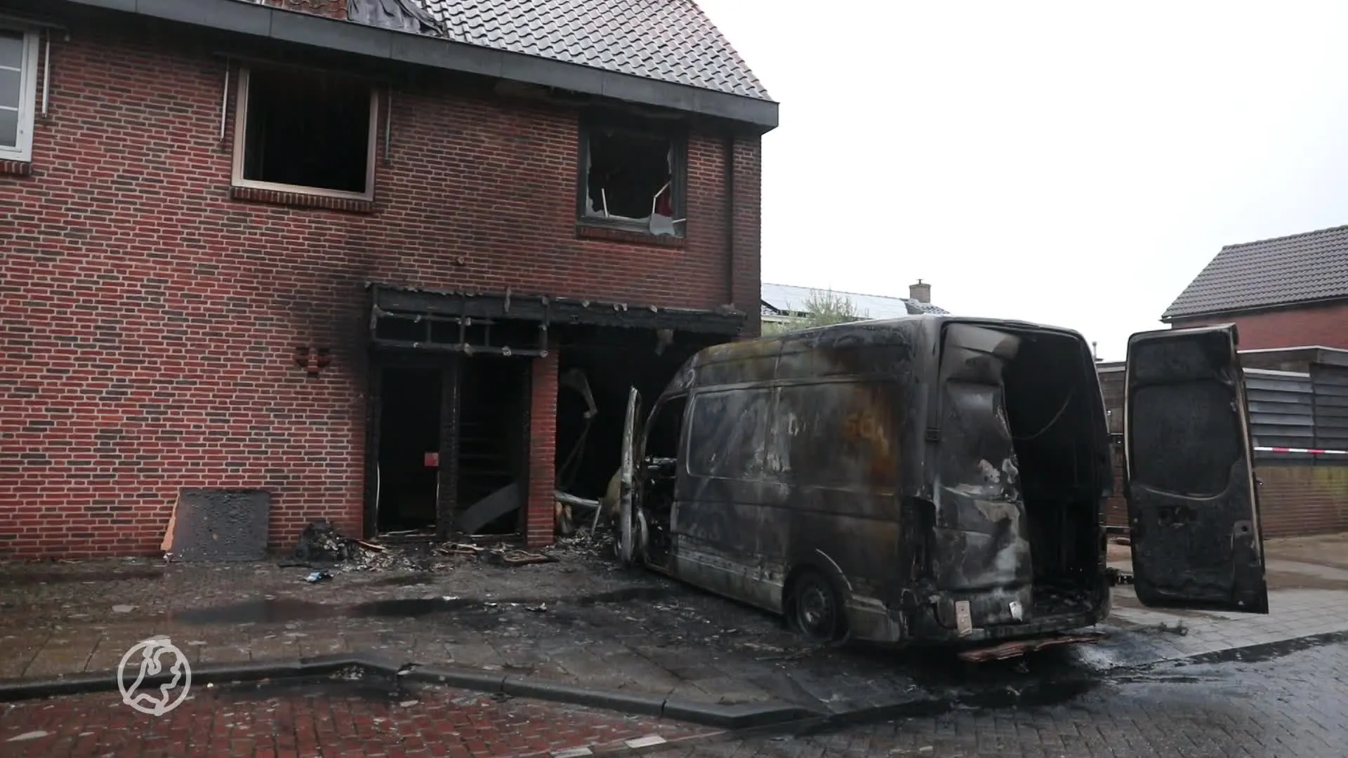 Brand in bestelbus slaat over op woning