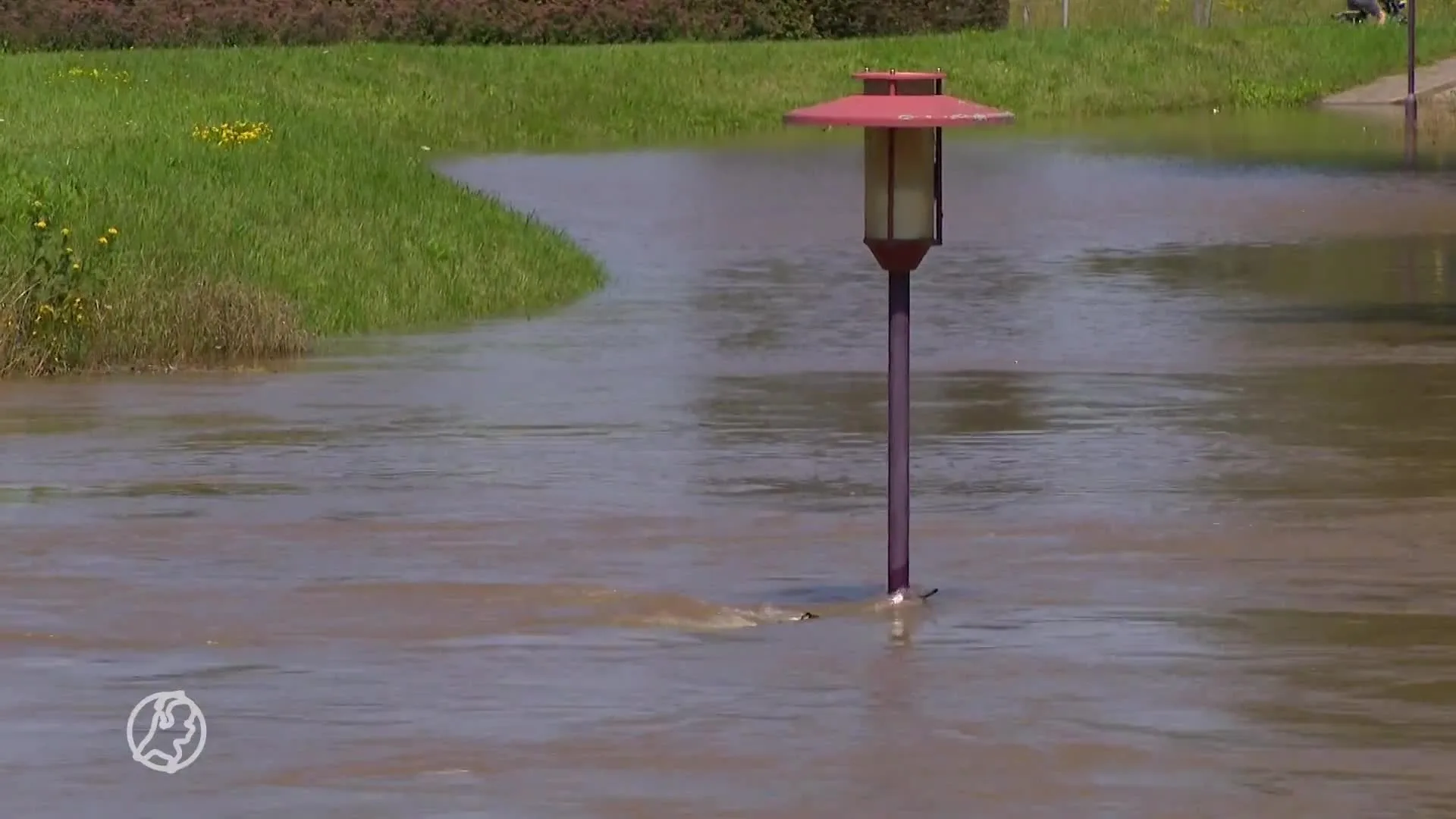 Honderden kilo's zand moeten Roermond beschermen tegen het opkomende water