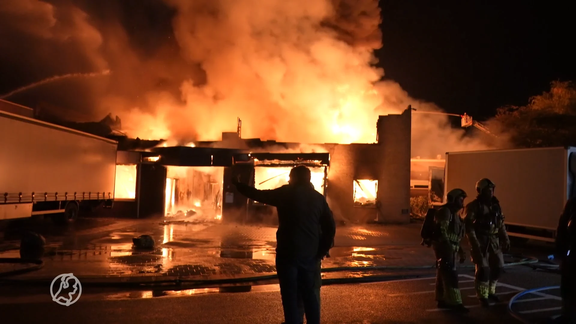 Grote brand bij standbouwer in Woerden, woningen ontruimd