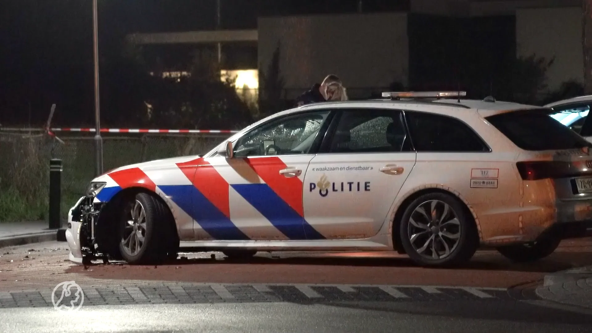 Agent gewond na aanrijding met gestolen auto, politie lost schoten