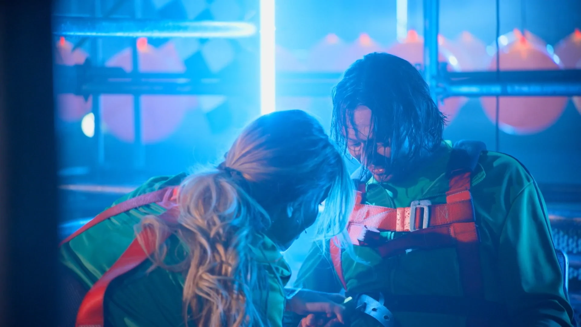 Stefano helemaal doorweekt dankzij Sylvia