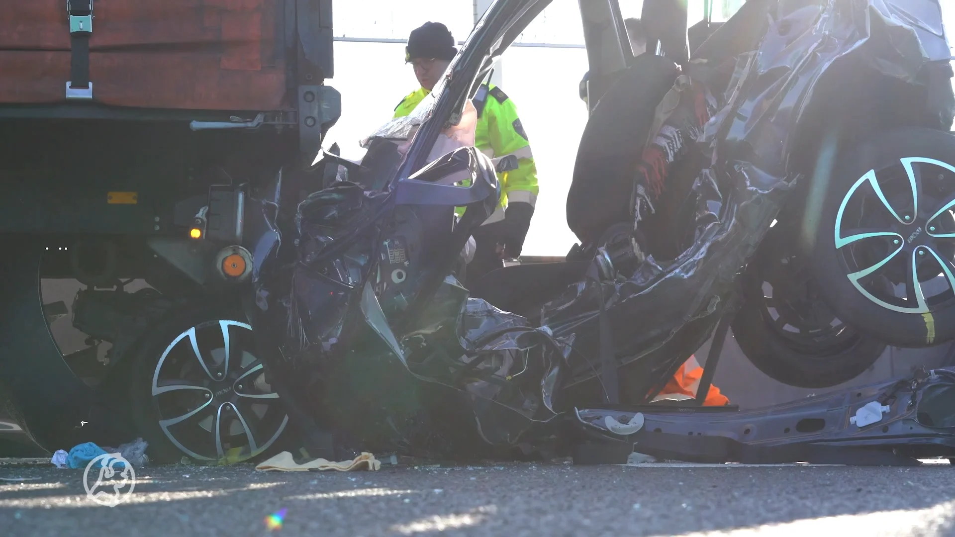 Auto komt klem te zitten tussen twee vrachtwagens op A28, bestuurder overlijdt