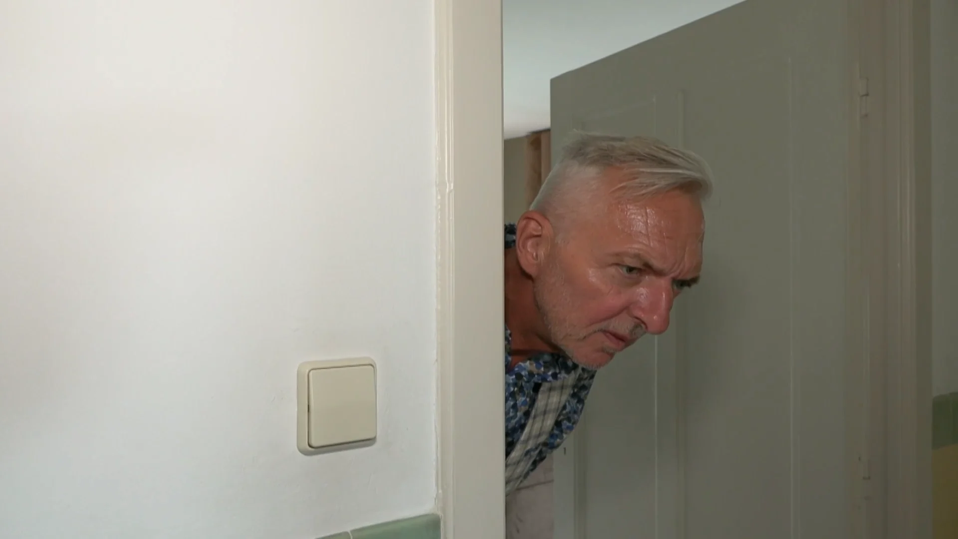 Martien veroorzaakt kortsluiting en de hele hut is in paniek