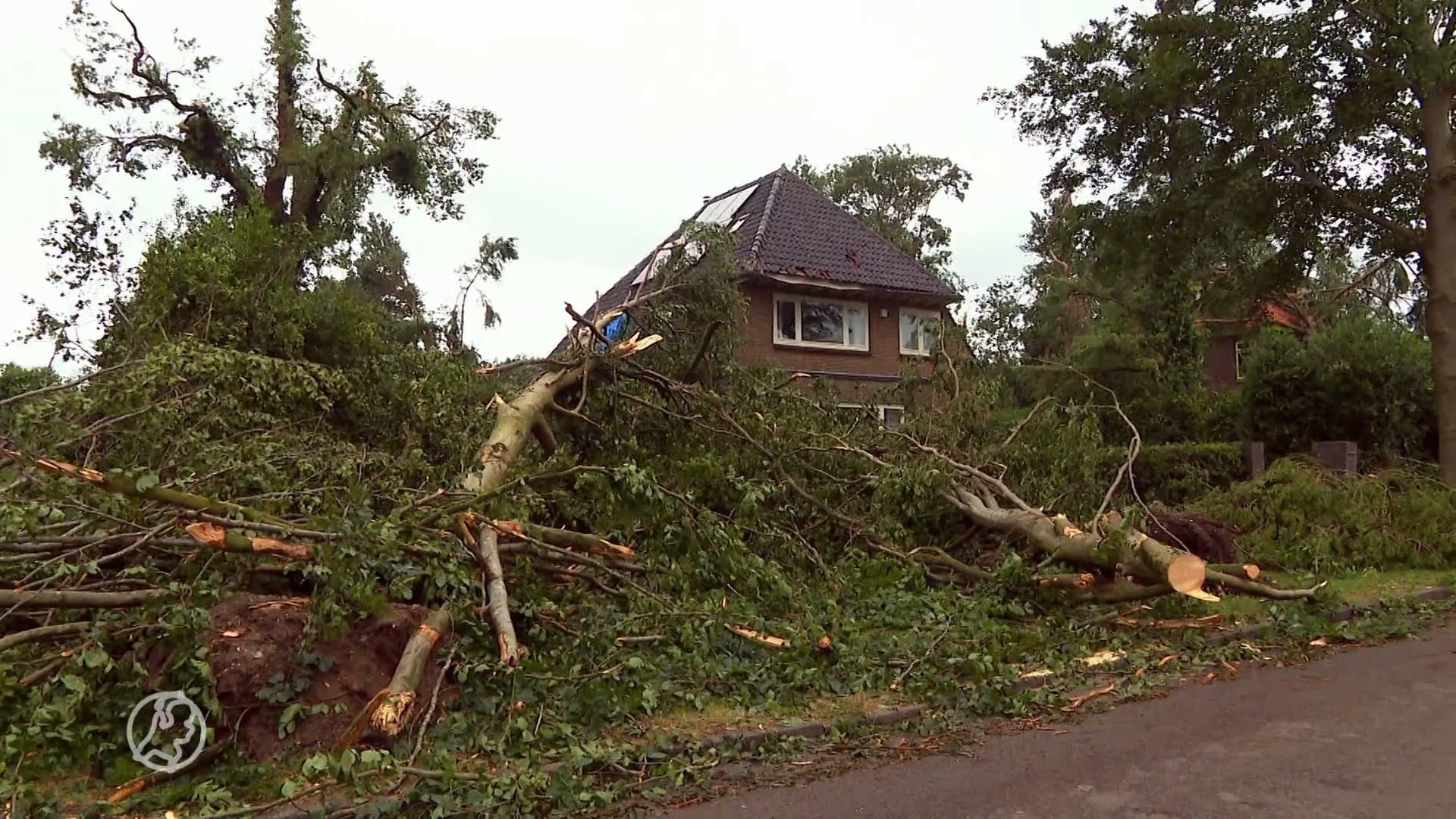 Bewoners nemen schade op na verwoestende storm Leersum