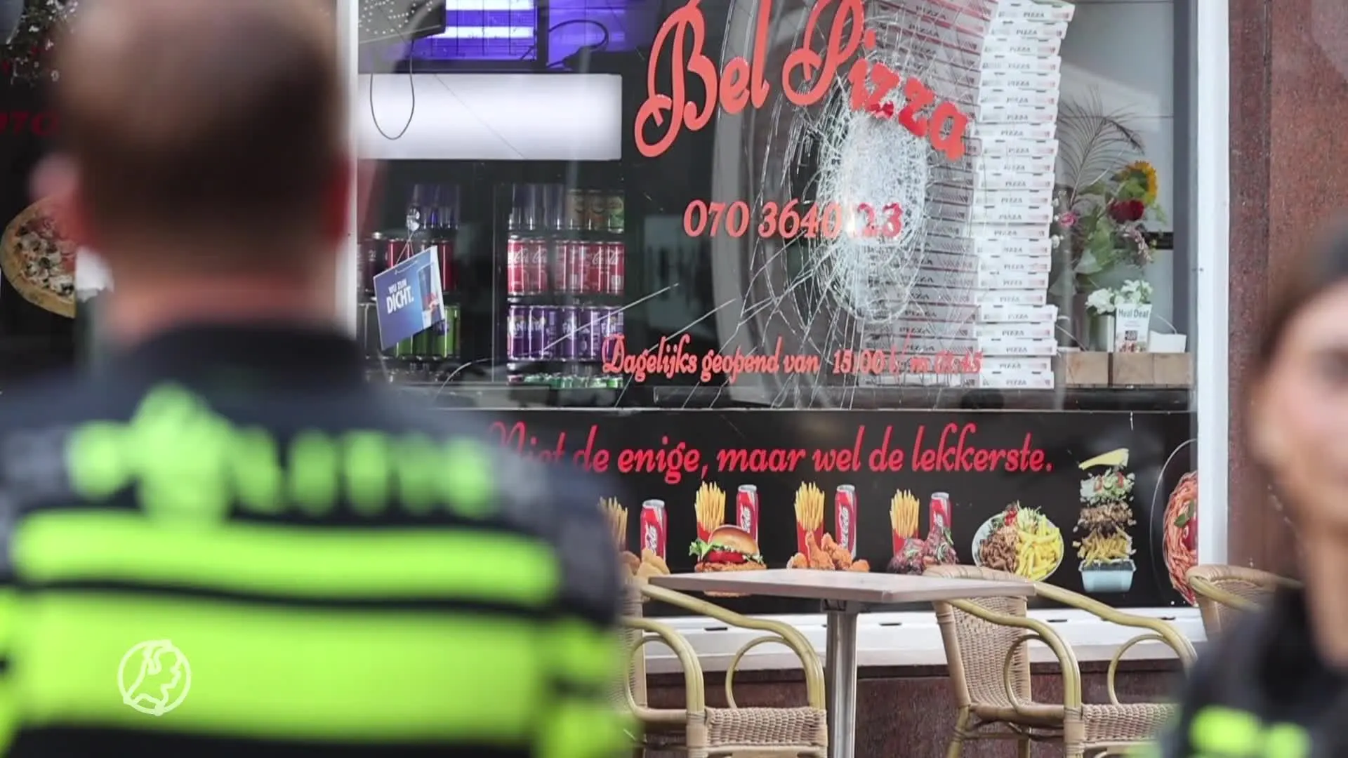 Bewoners schrikken op van explosie: flinke schade aan Haagse pizzeria