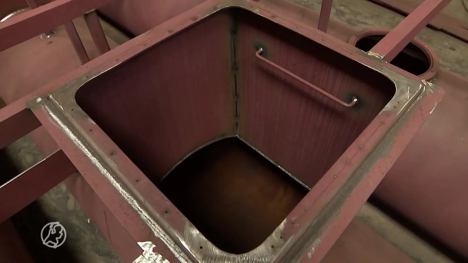 Friese mannen van Sterke Yerke bouwen vlot tegen plastic soup