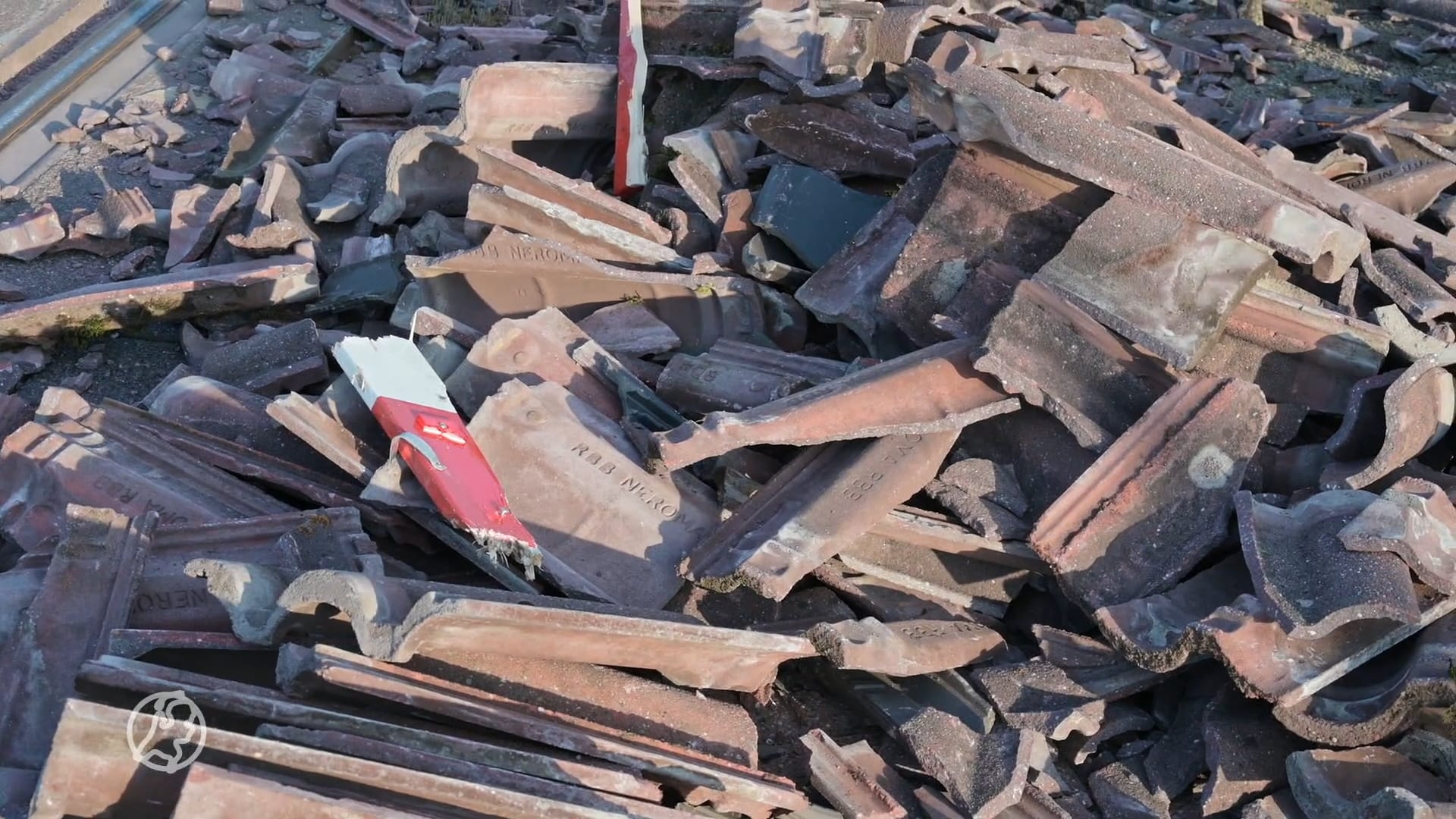 Spoor bedolven met dakpannen na aanrijding tussen trein en aanhanger
