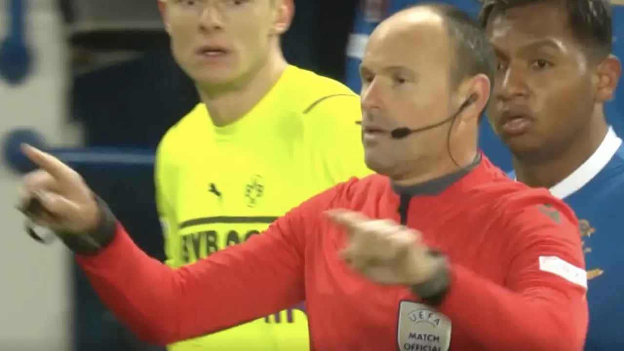 Derde doelpunt Rangers wordt afgekeurd door scheidsrechter Lahoz