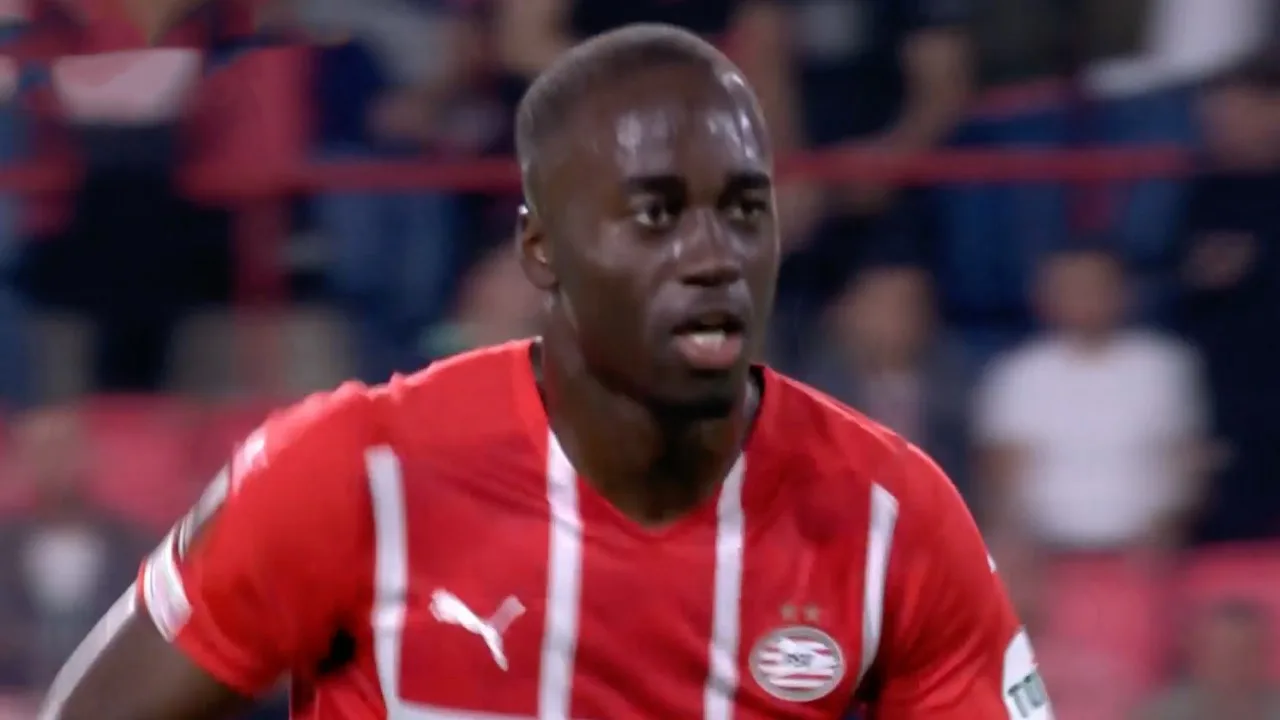 KANS: Teze schiet van 25 meter op de paal