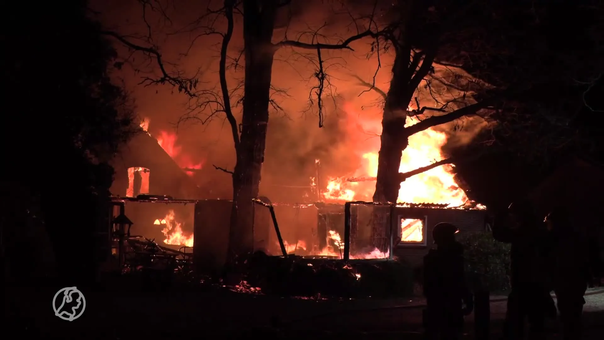 Woonboerderij in Silvolde in lichterlaaie, brandweer schaalt op naar zeer grote brand