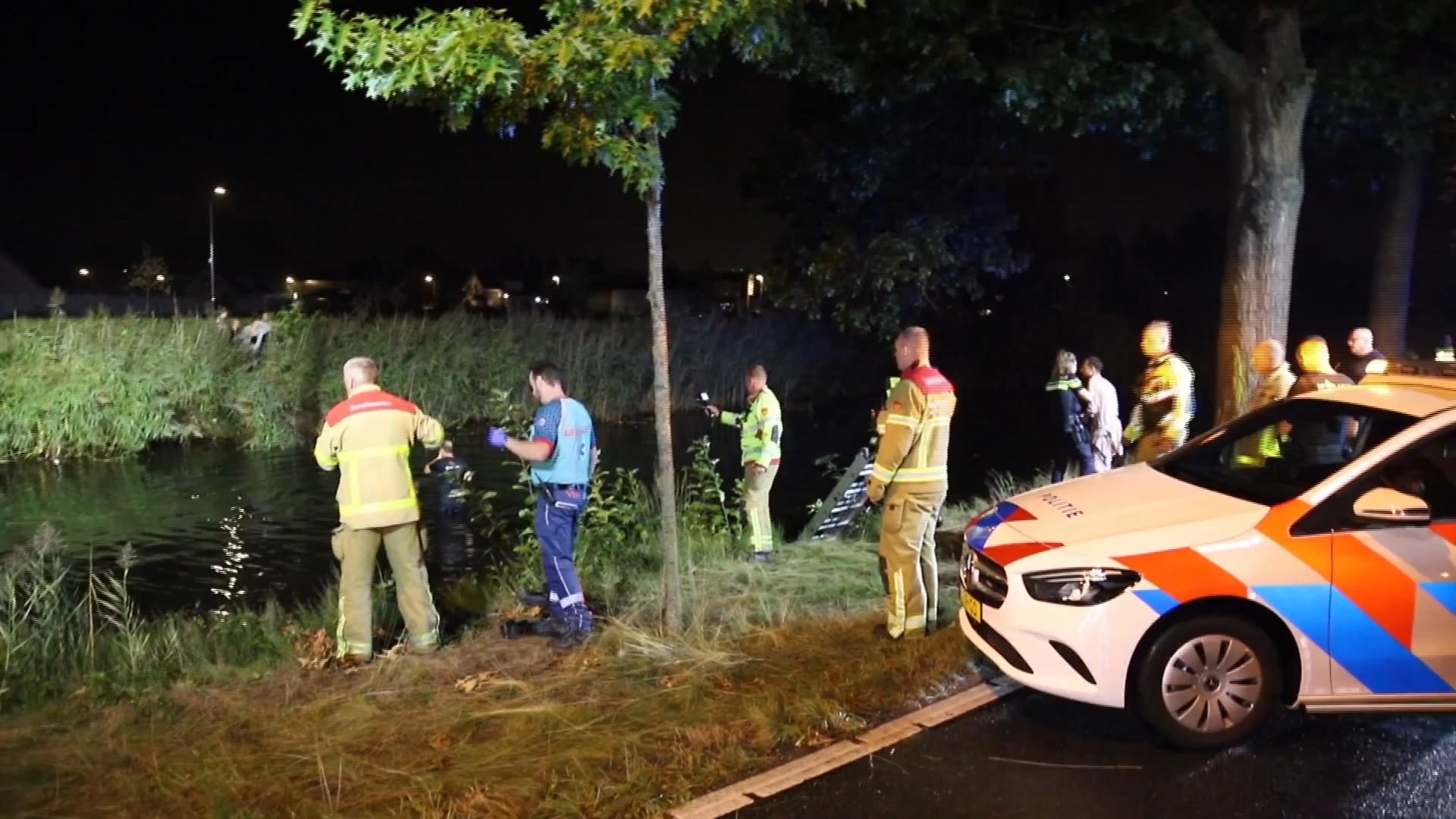 Brandweerduikers halen twee mensen uit te water geraakte auto Apeldoorn
