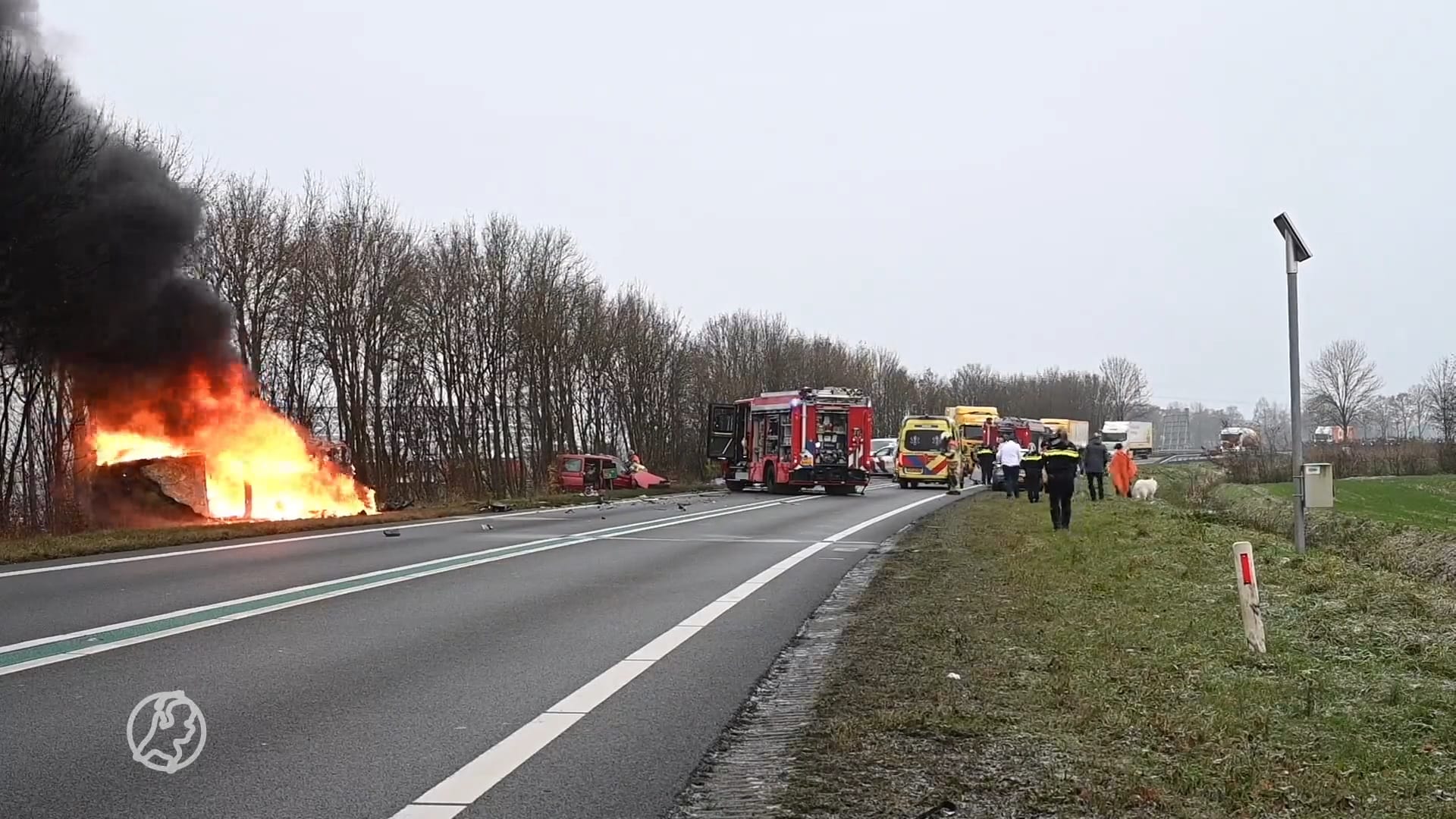 Busje vliegt in brand na botsing met auto op N36 bij Vriezenveen