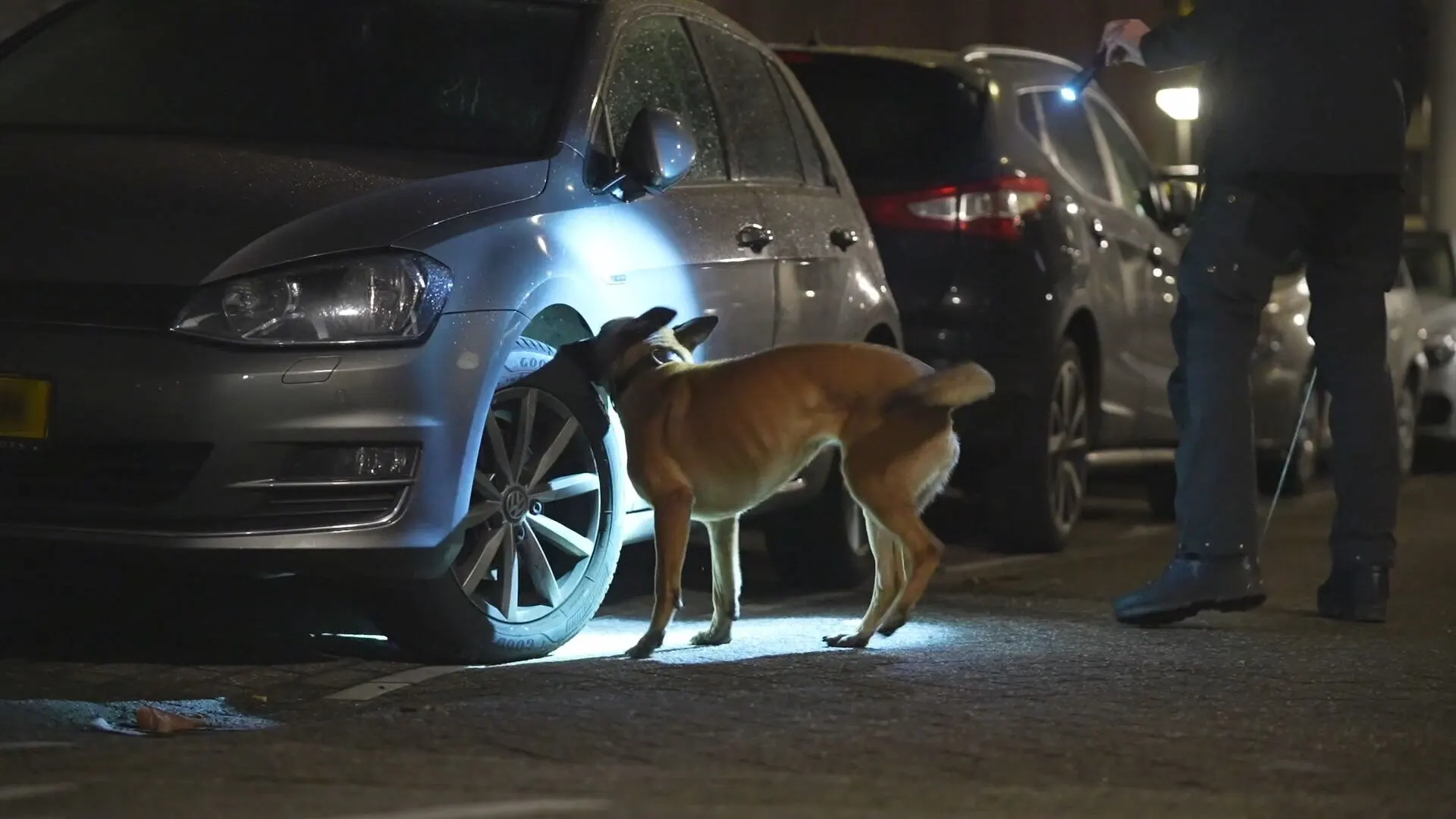 Politie stuit op mogelijk explosief onder auto in Rotterdam