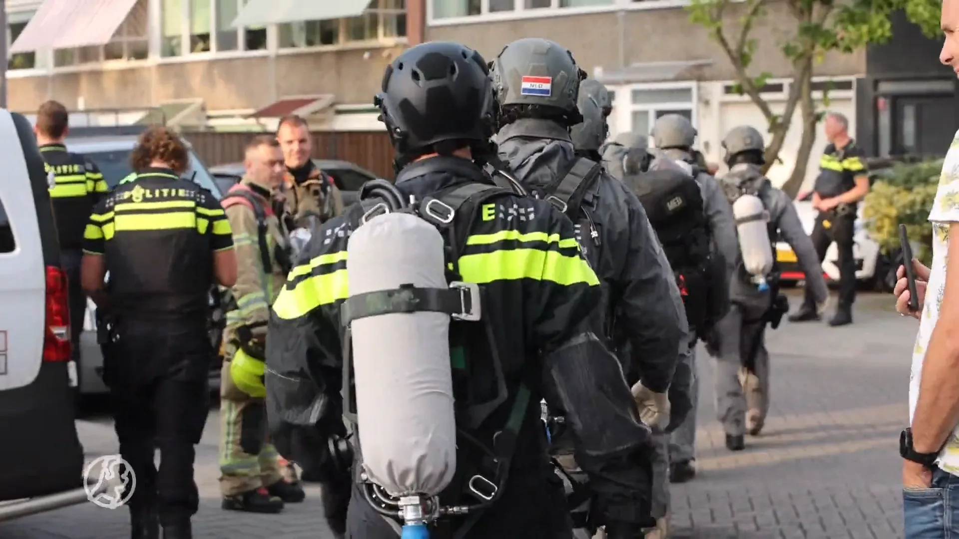 Politiemacht valt woning binnen na explosie, een persoon gewond