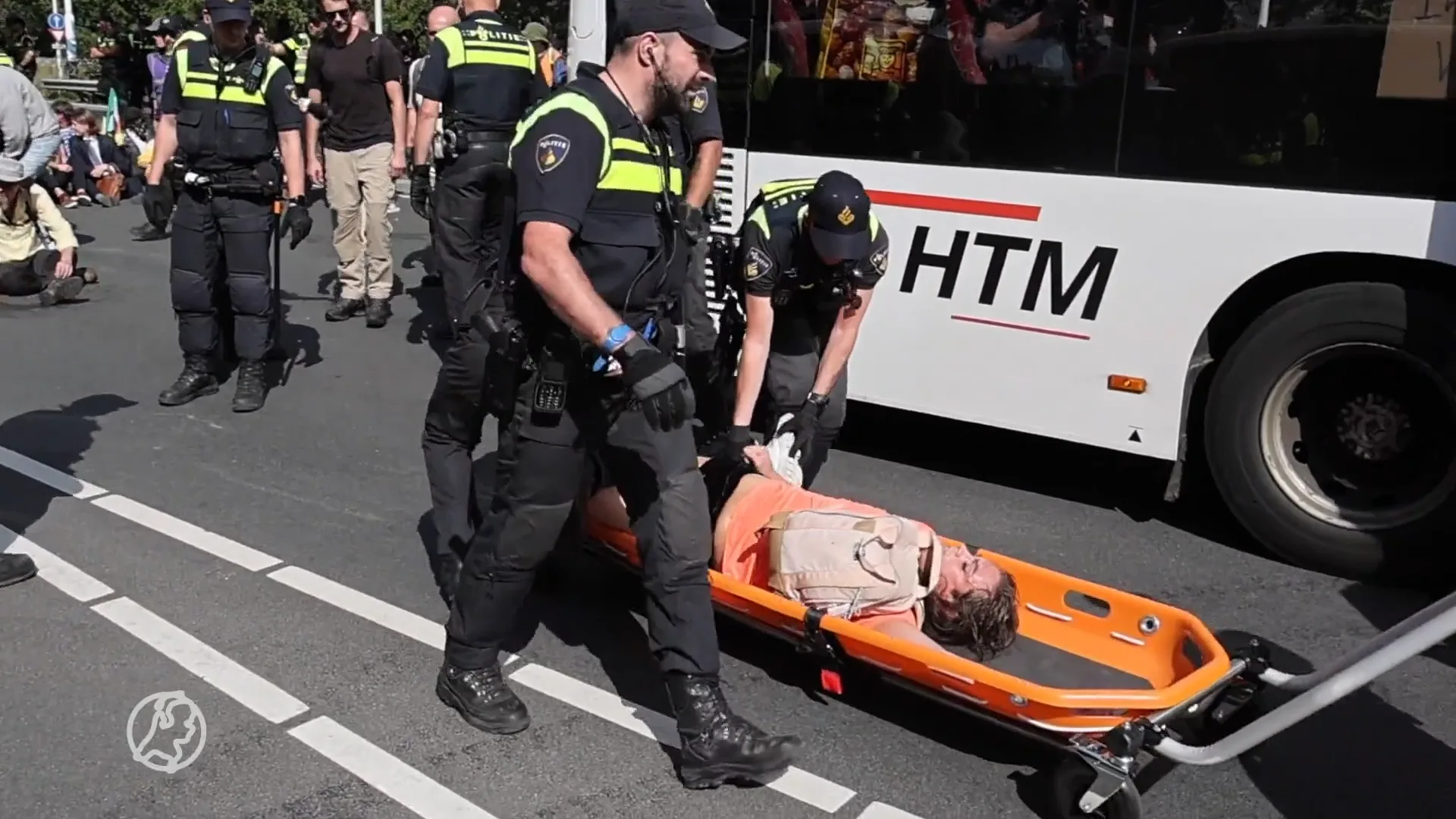 Enkele honderden klimaatactivisten blokkeren A12 in Den Haag