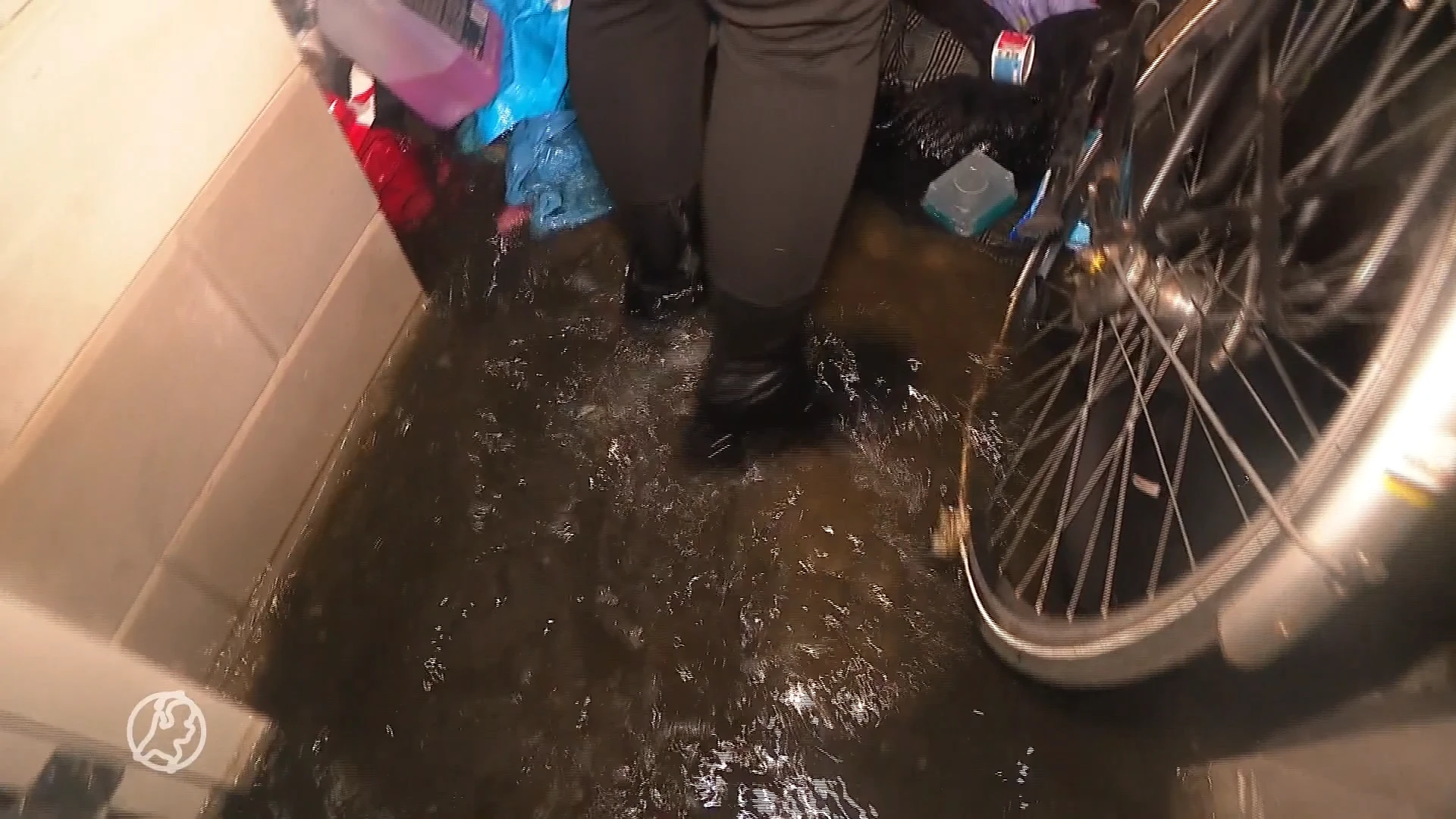 Na acht jaar wateroverlast en overal schimmel is Cindy het zat: 'De woningbouw moet dit vergoeden'