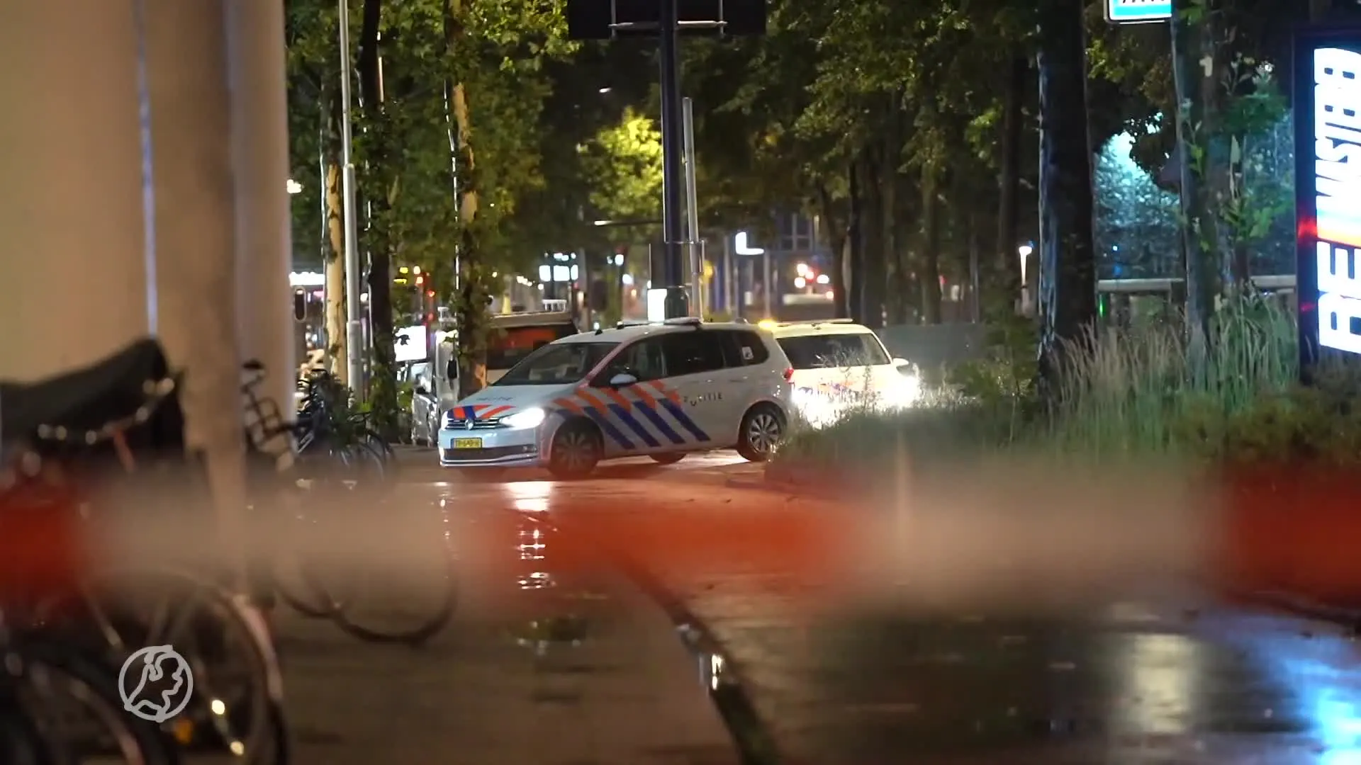 Kogel raakt agent in been nadat verdachte tas met vuurwapen weggooit