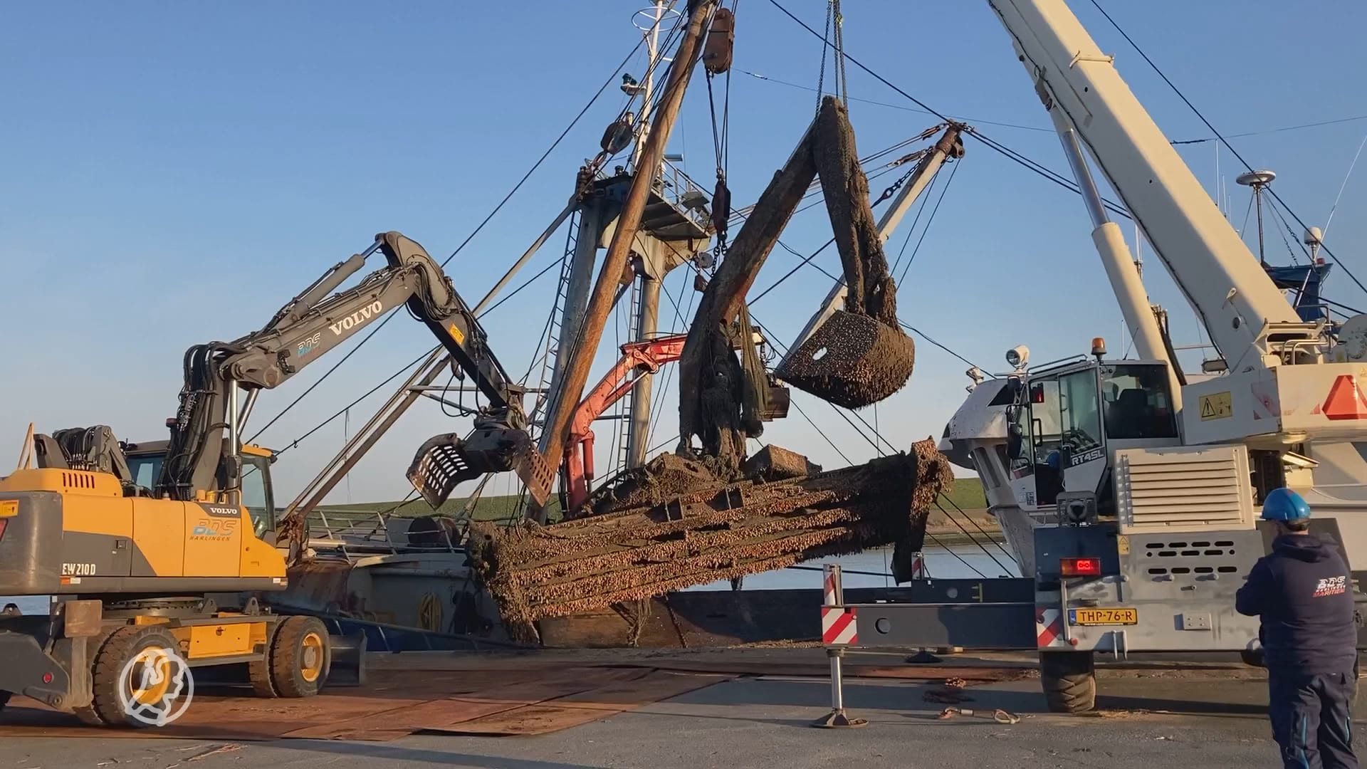 Complete hijskraan na 28 jaar uit de Waddenzee gevist