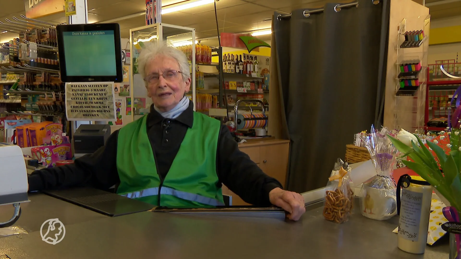 Na 73 jaar caissière te zijn geweest, stopt Super-Fia ermee (en daarmee de winkel).mp4