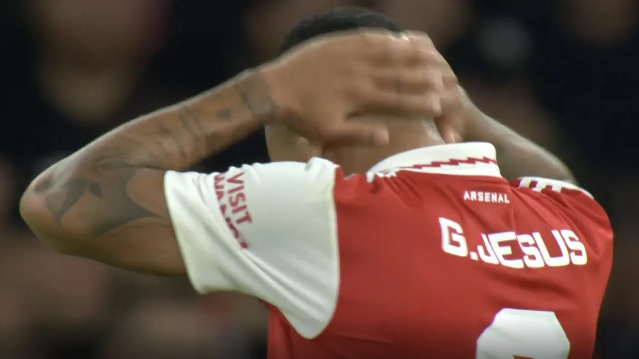 KANS: Gabriel Jesus schiet een meter naast het doel van Benitez