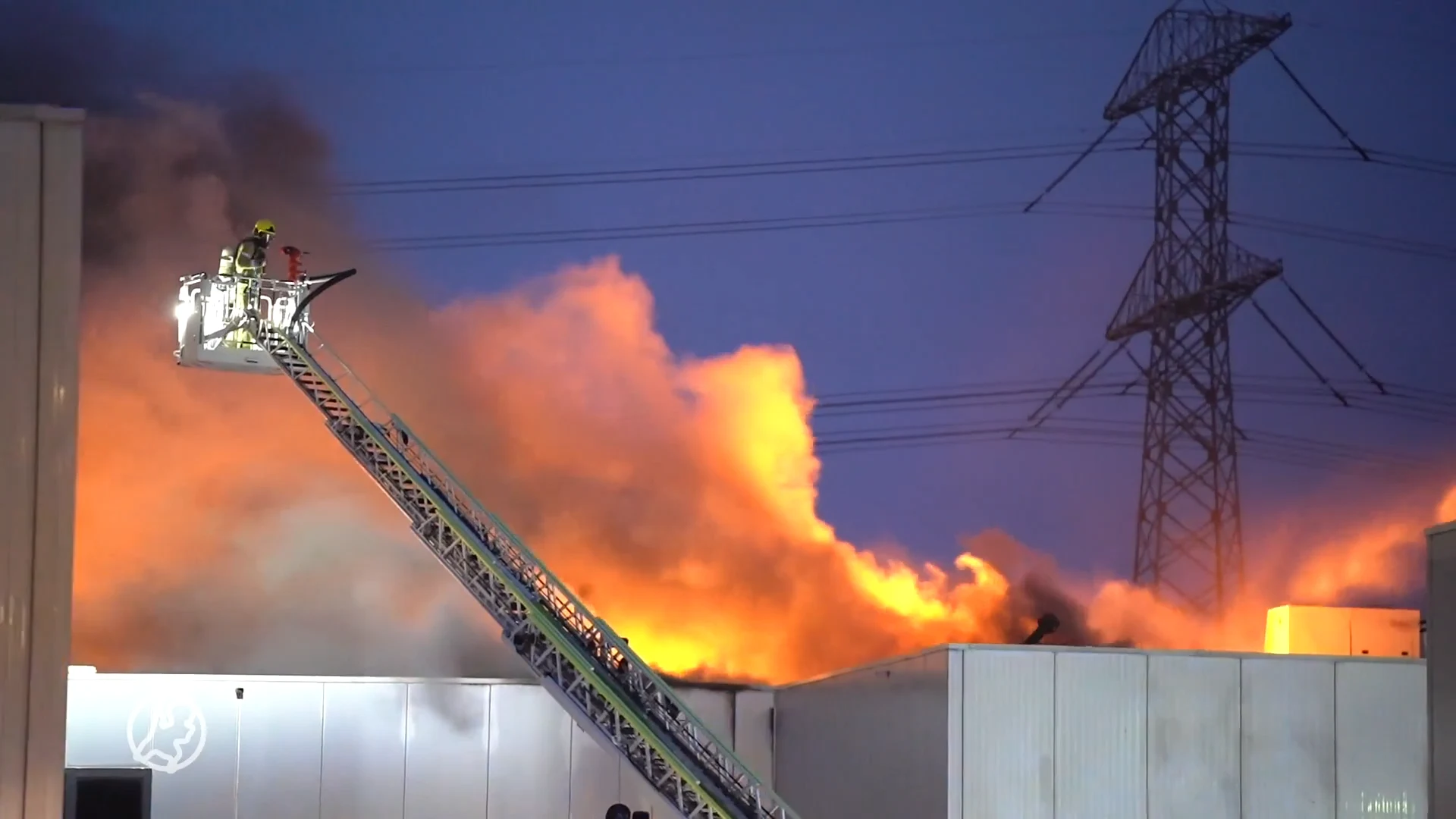 Grote brand in bedrijfspand Capelle aan den IJssel