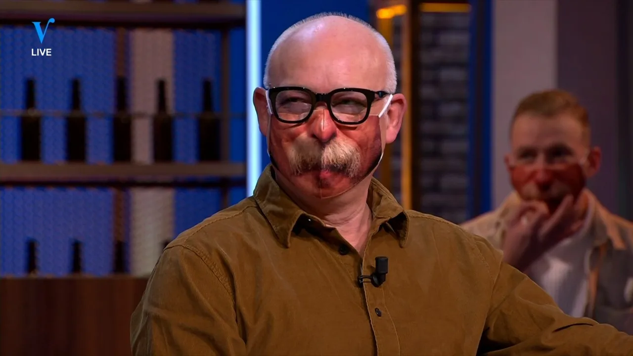 Johan verrast door publiek met Johan Derksen-mondkapjes