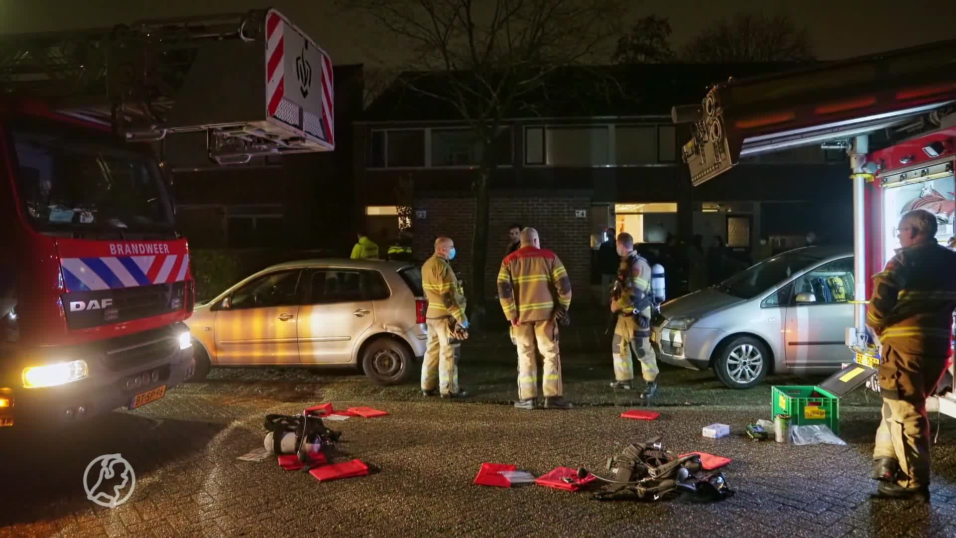 Brandweer redt man en hond uit woning na brandmelding in Den ...