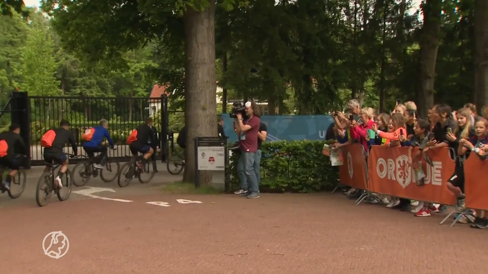 Jonge Oranjefans moedigen spelers aan bij laatste training vo...