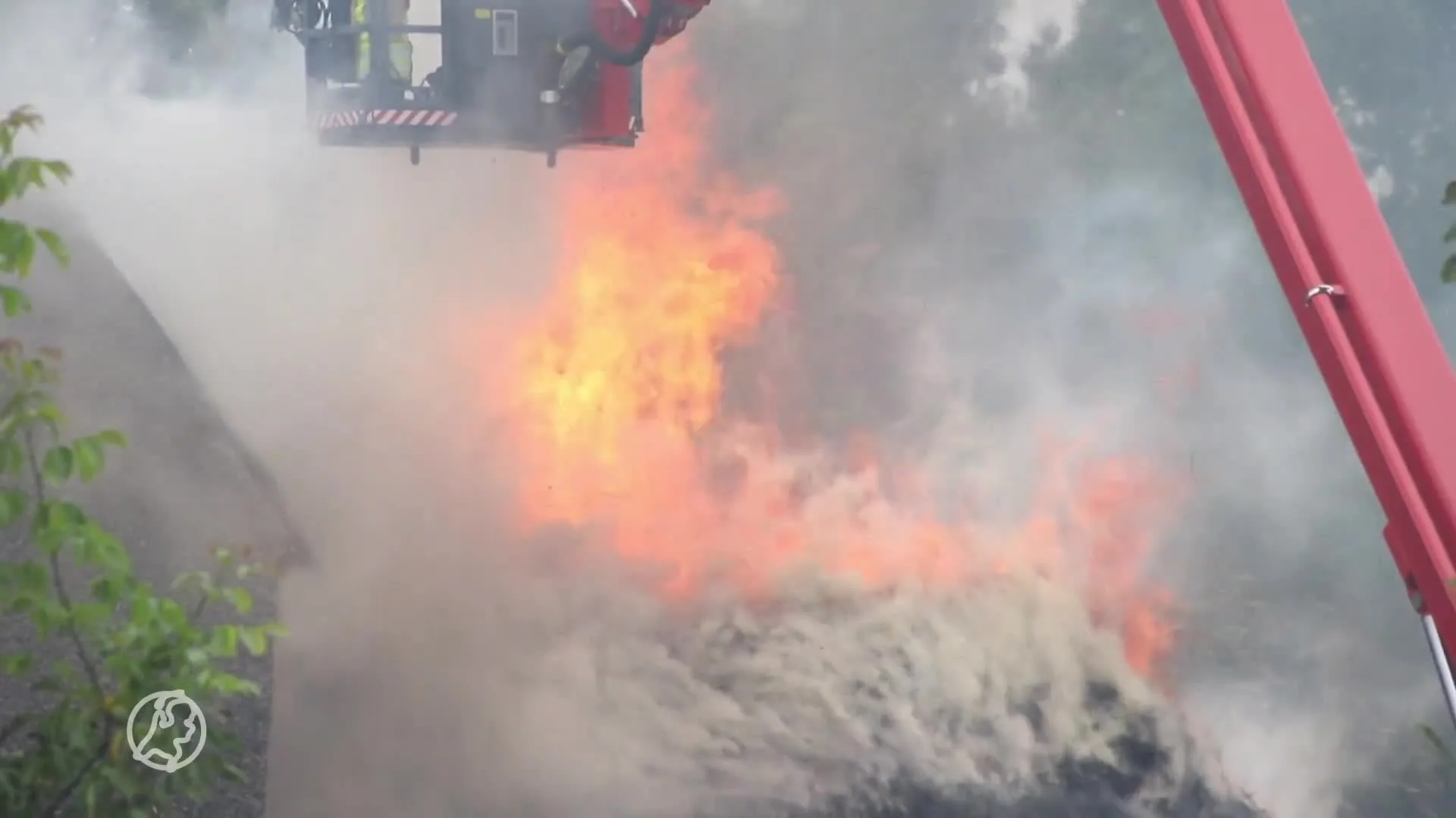 Tantratempel in Varik in lichterlaaie, rookwolken kilometers ver te zien