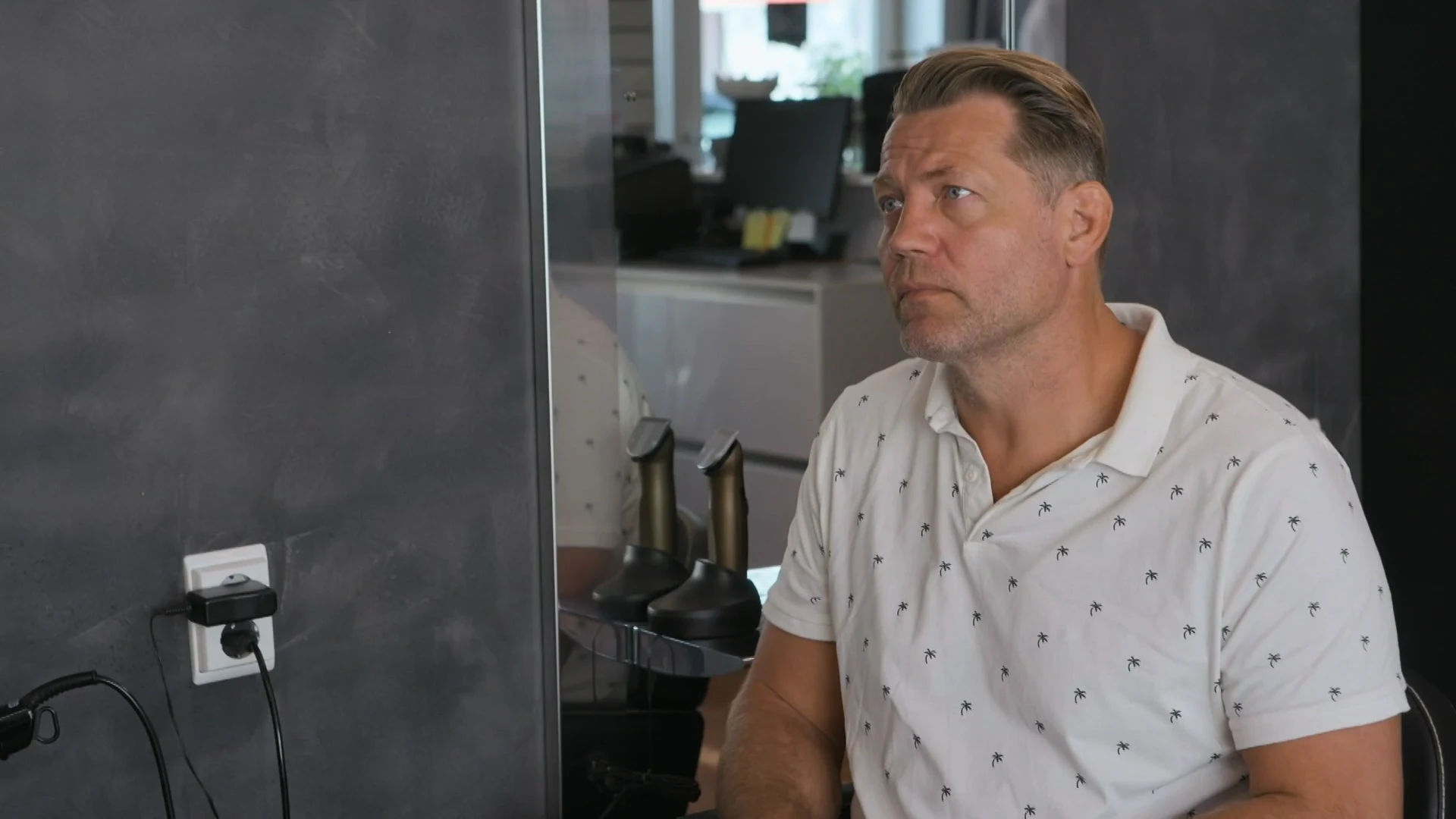 Dennis valt HELEMAAL STIL door HEFTIG VERHAAL van Henny