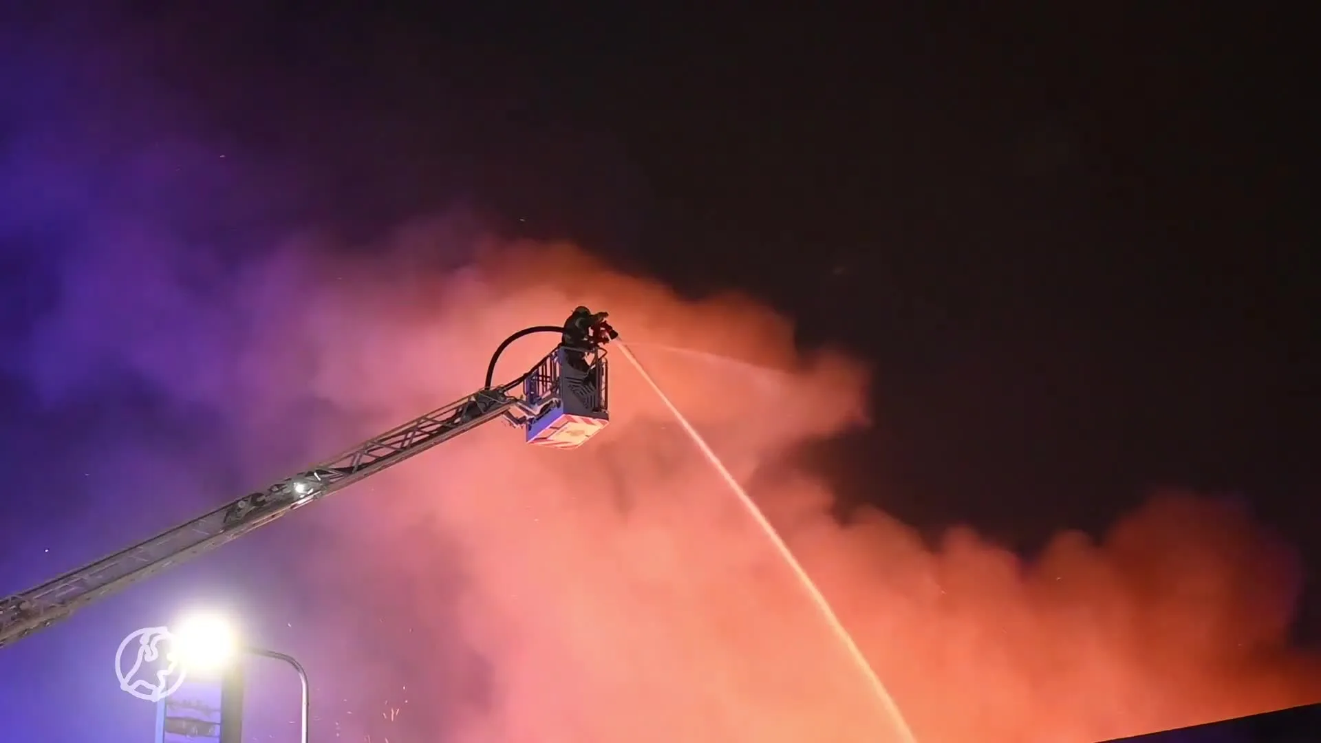 Grote brand verwoest bedrijfspand in Almelo