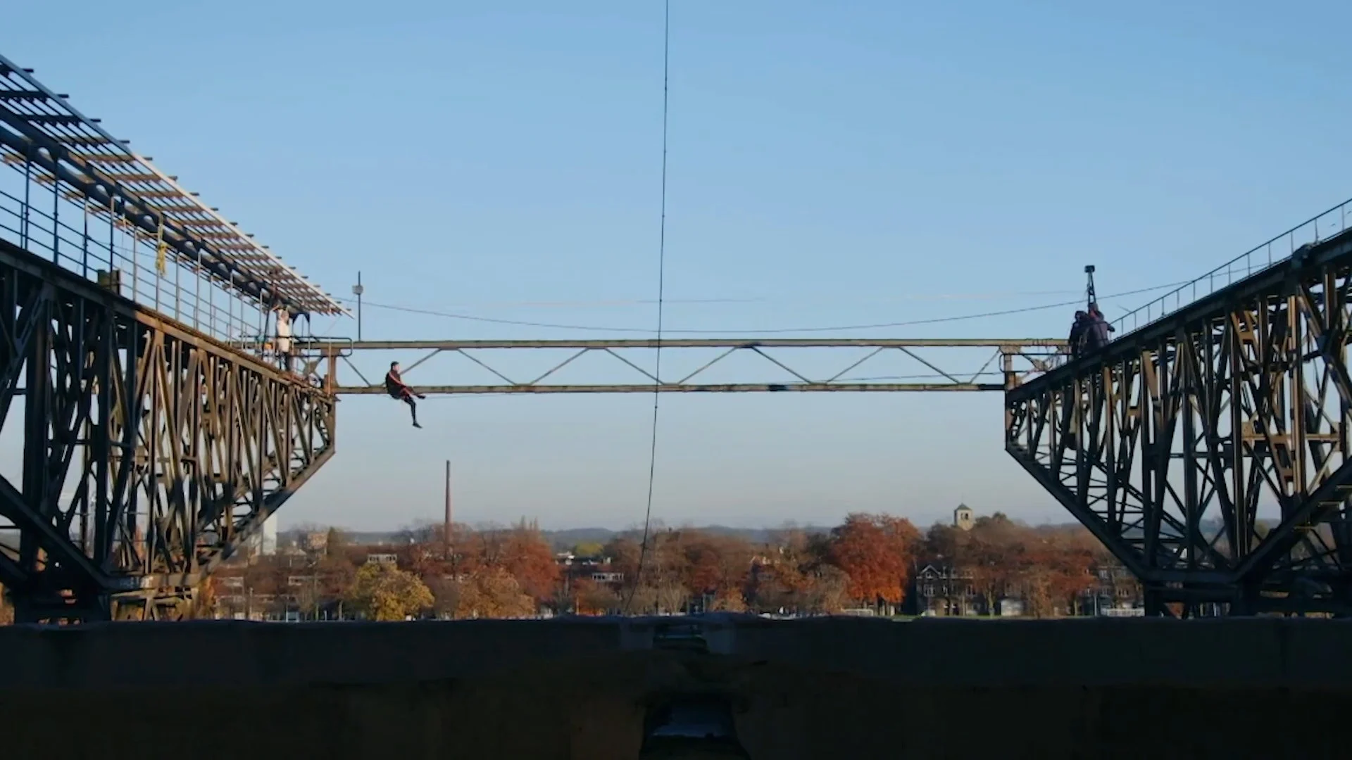 Spectaculaire balancering tussen twee kranen!