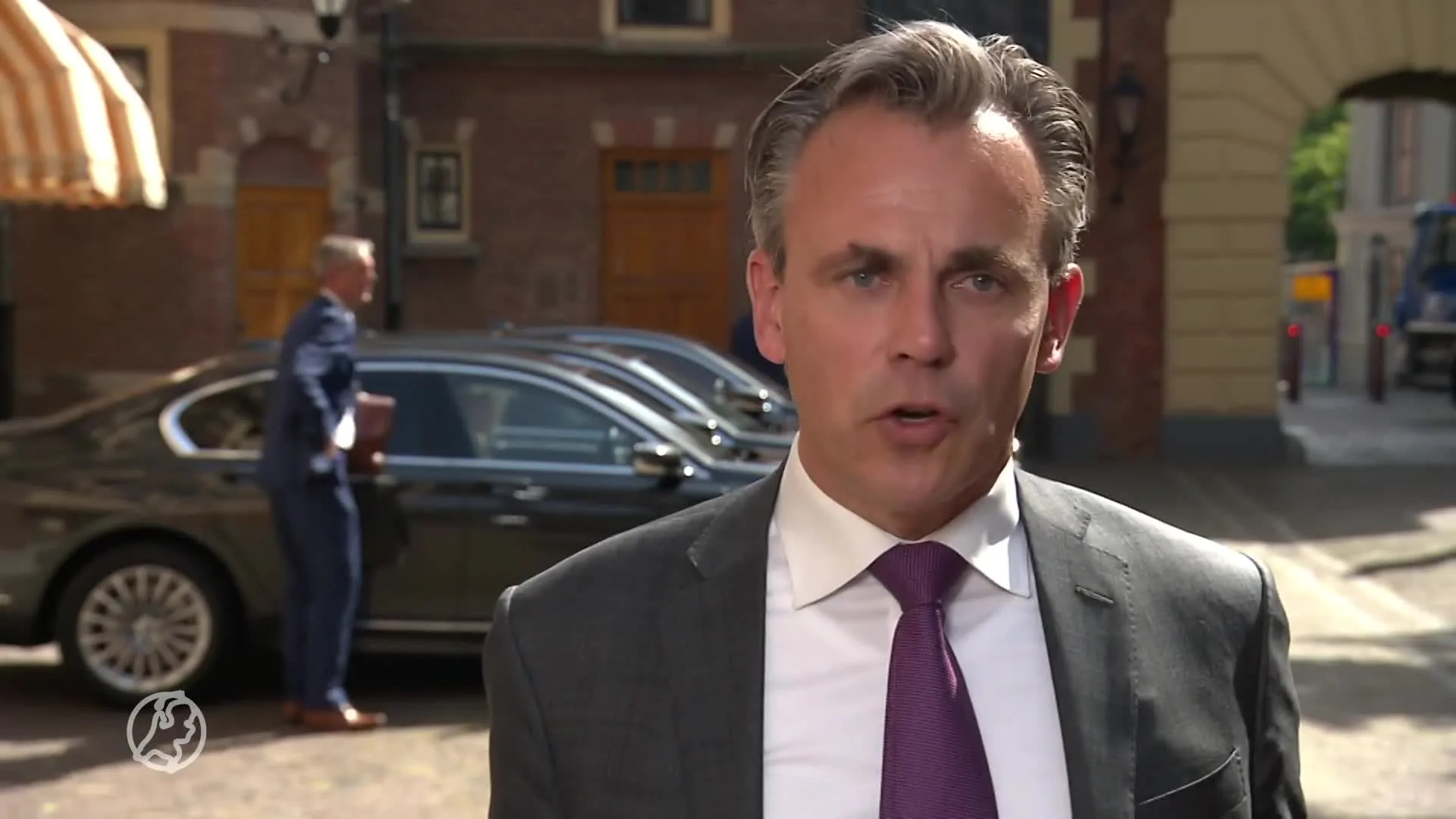 Minister Harbers definieert schrappen vluchten als noodzakelijk kwaad