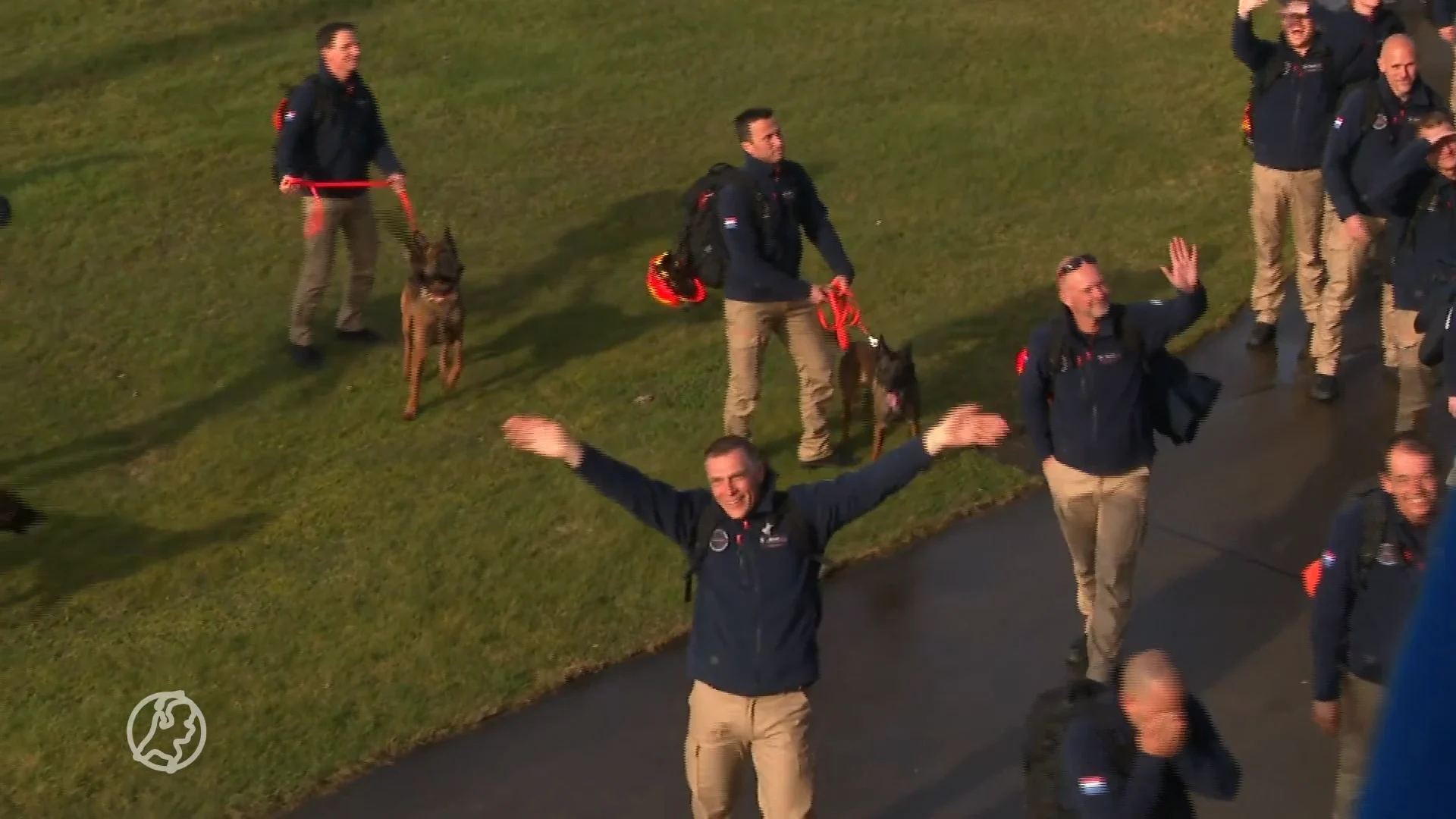 Applaus en knuffels bij aankomst USAR in Nederland