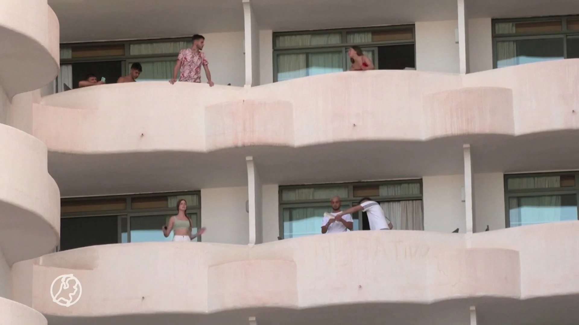 Angel en Reza (17) zitten vast in quarantainehotel op Mallorc...