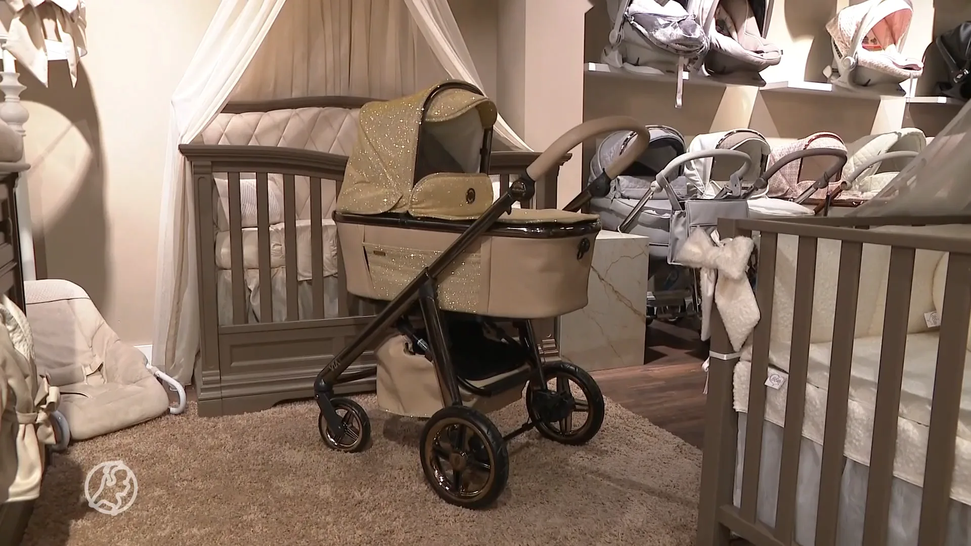 Gestolen peperdure kinderwagen weer terug in winkel, dieven hebben gouden wagen teruggebracht