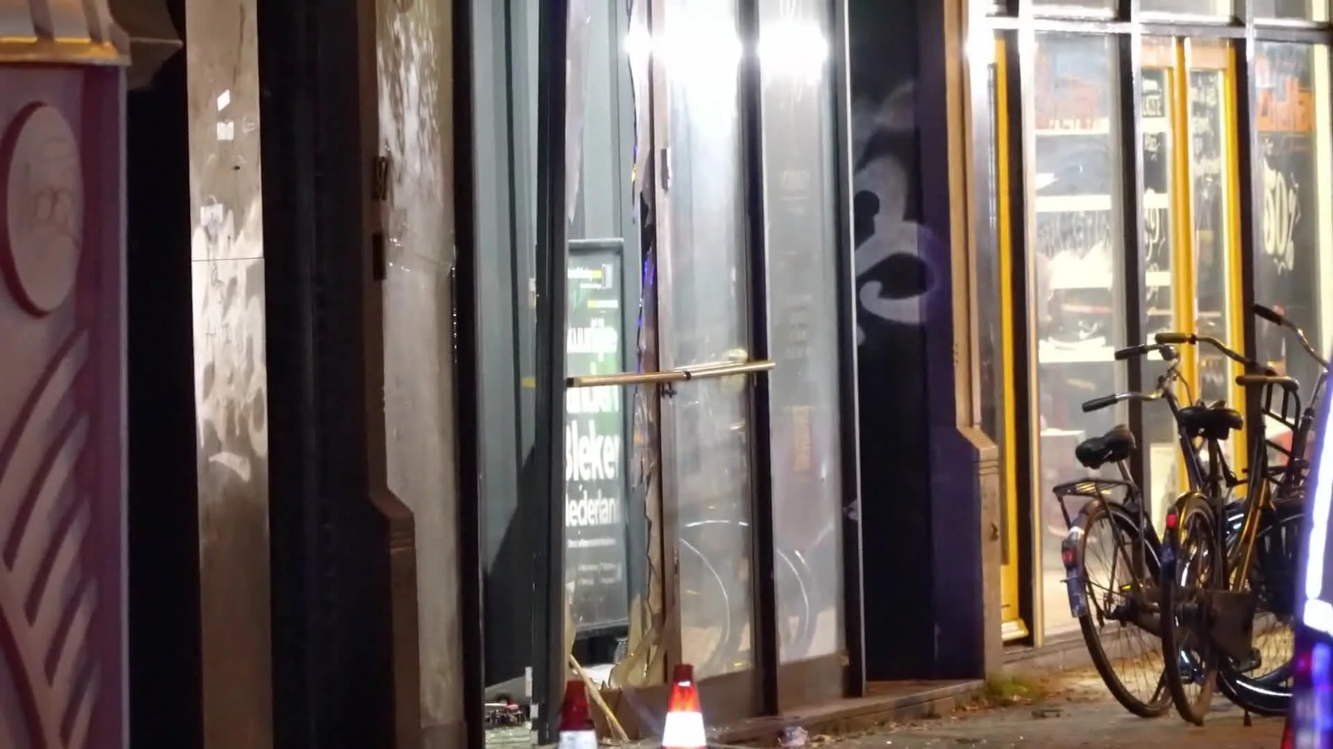 Straat bezaaid met glas na explosie bij pand in centrum Groningen