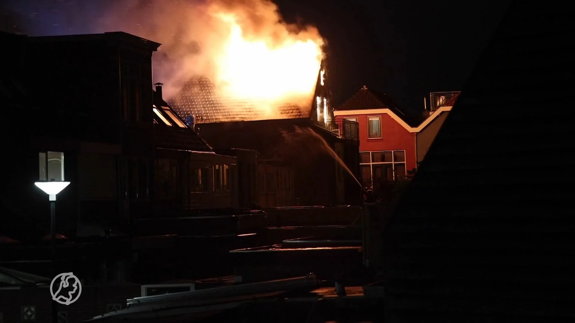 Felle uitslaande woningbrand in Maassluis: ruim twintig huizen ontruimd