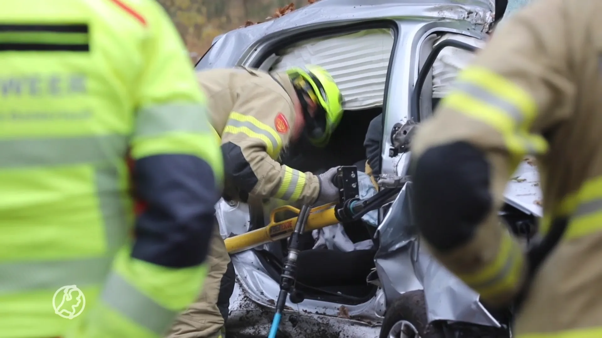 Twee zwaargewonden bij botsing auto tegen boom